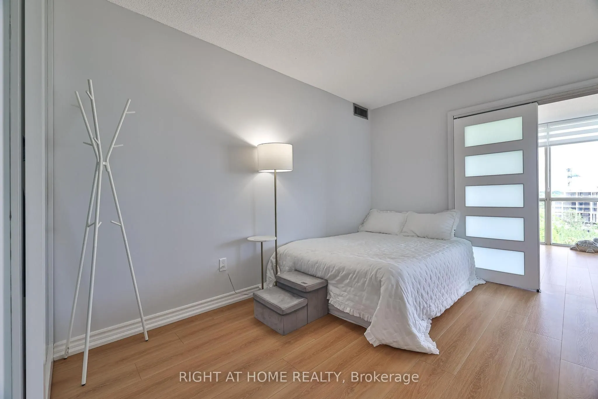 30 Harding Boulevard W, #802