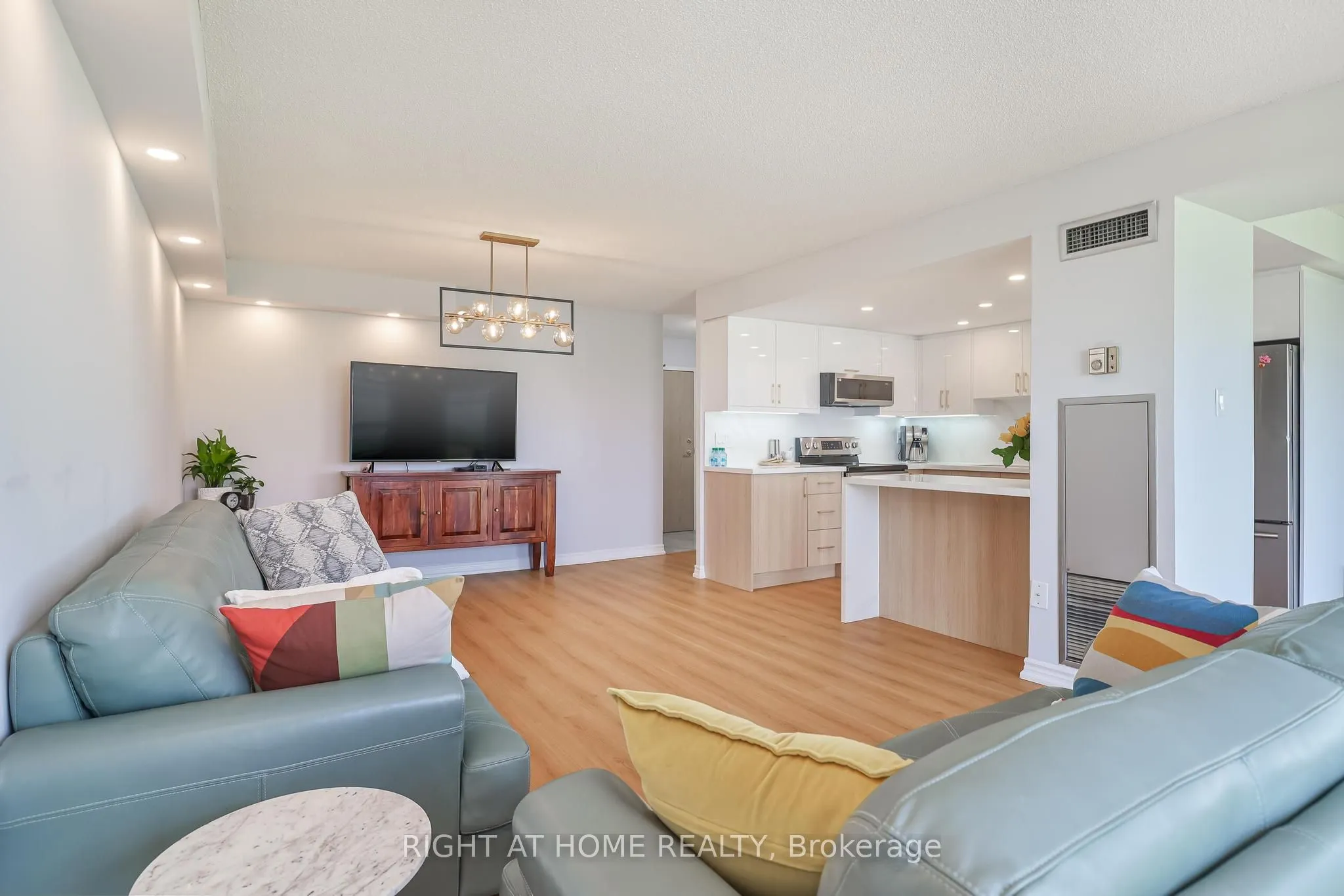 30 Harding Boulevard W, #802