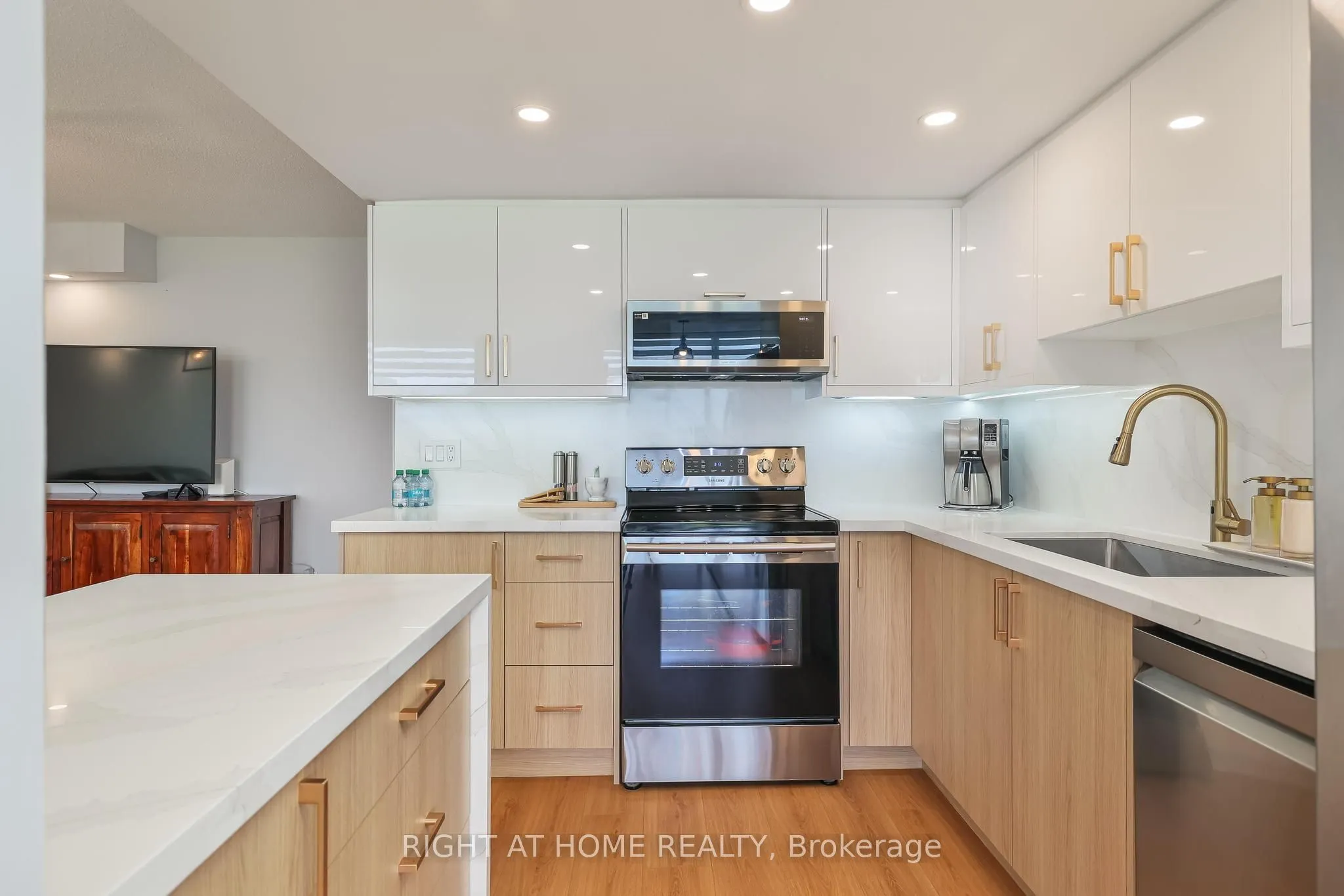 30 Harding Boulevard W, #802