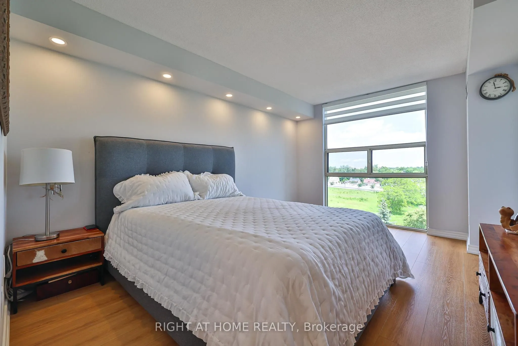 30 Harding Boulevard W, #802