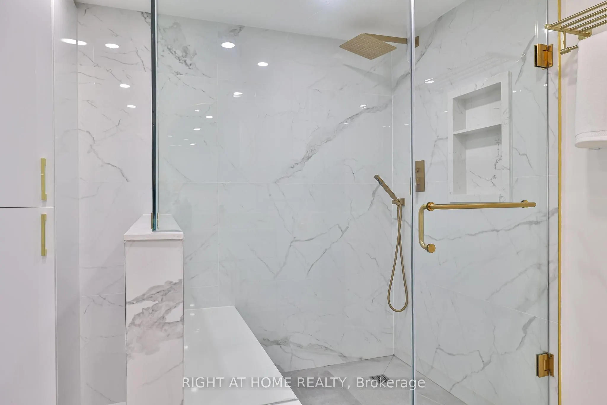 30 Harding Boulevard W, #802