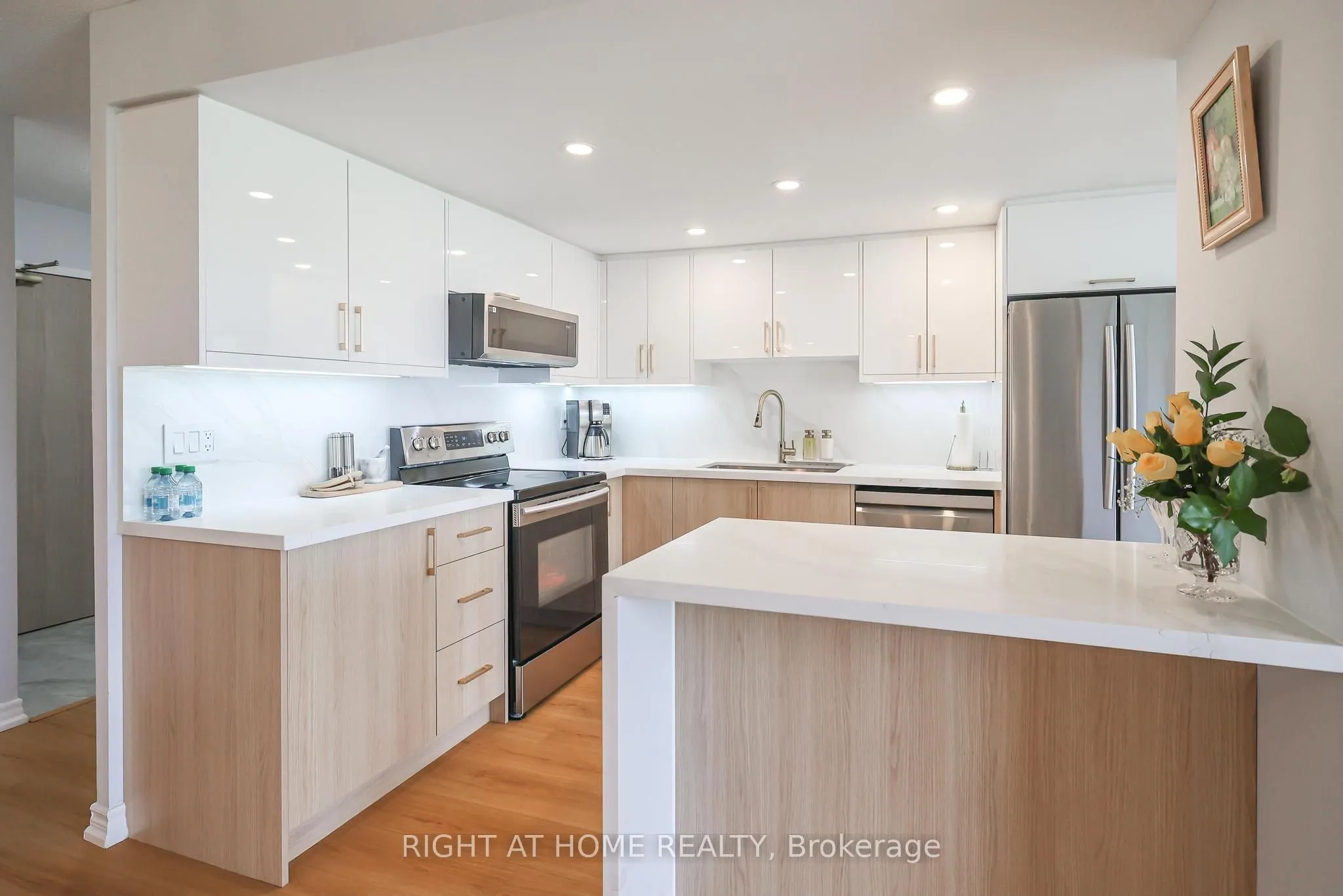 30 Harding Boulevard W, #802