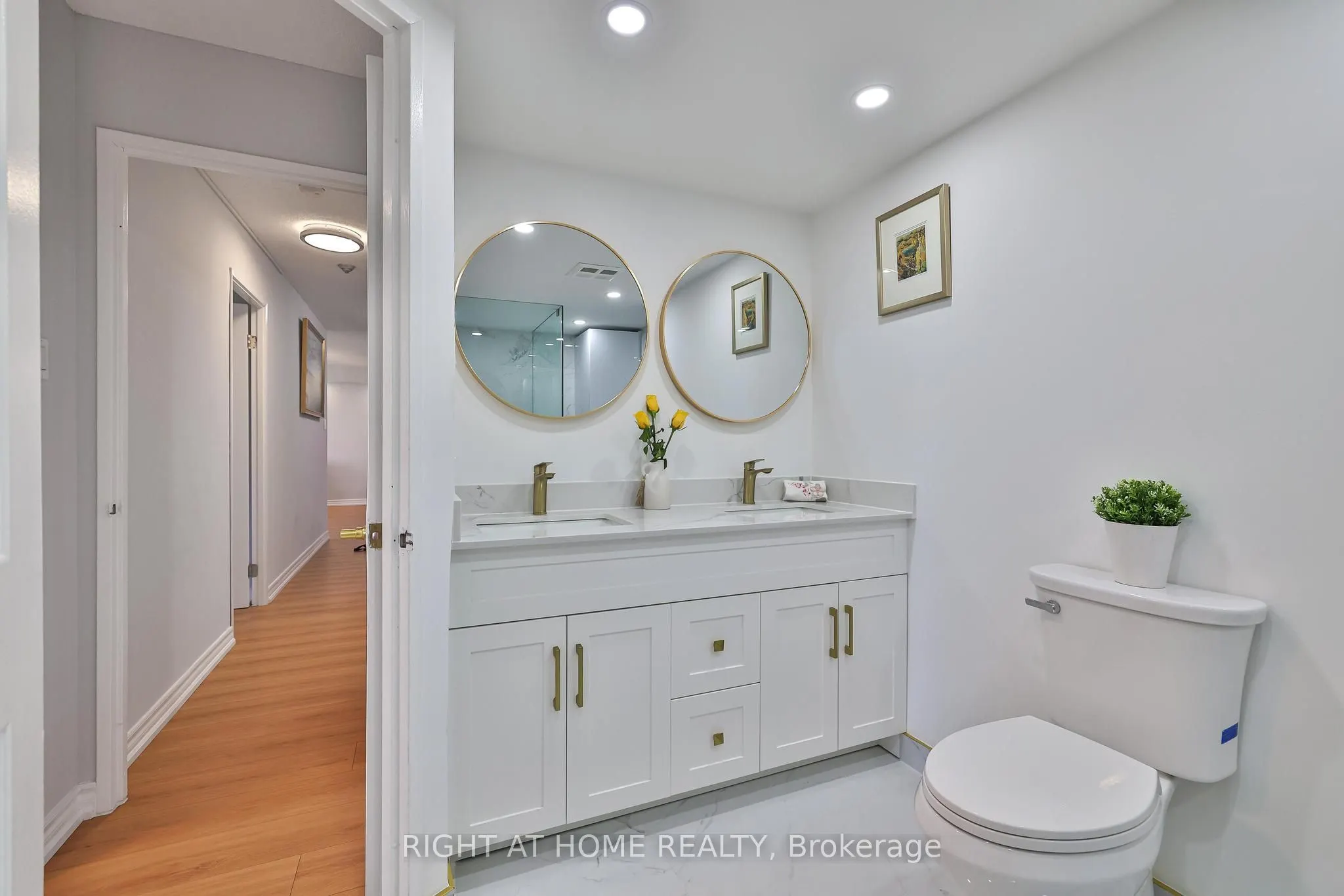 30 Harding Boulevard W, #802