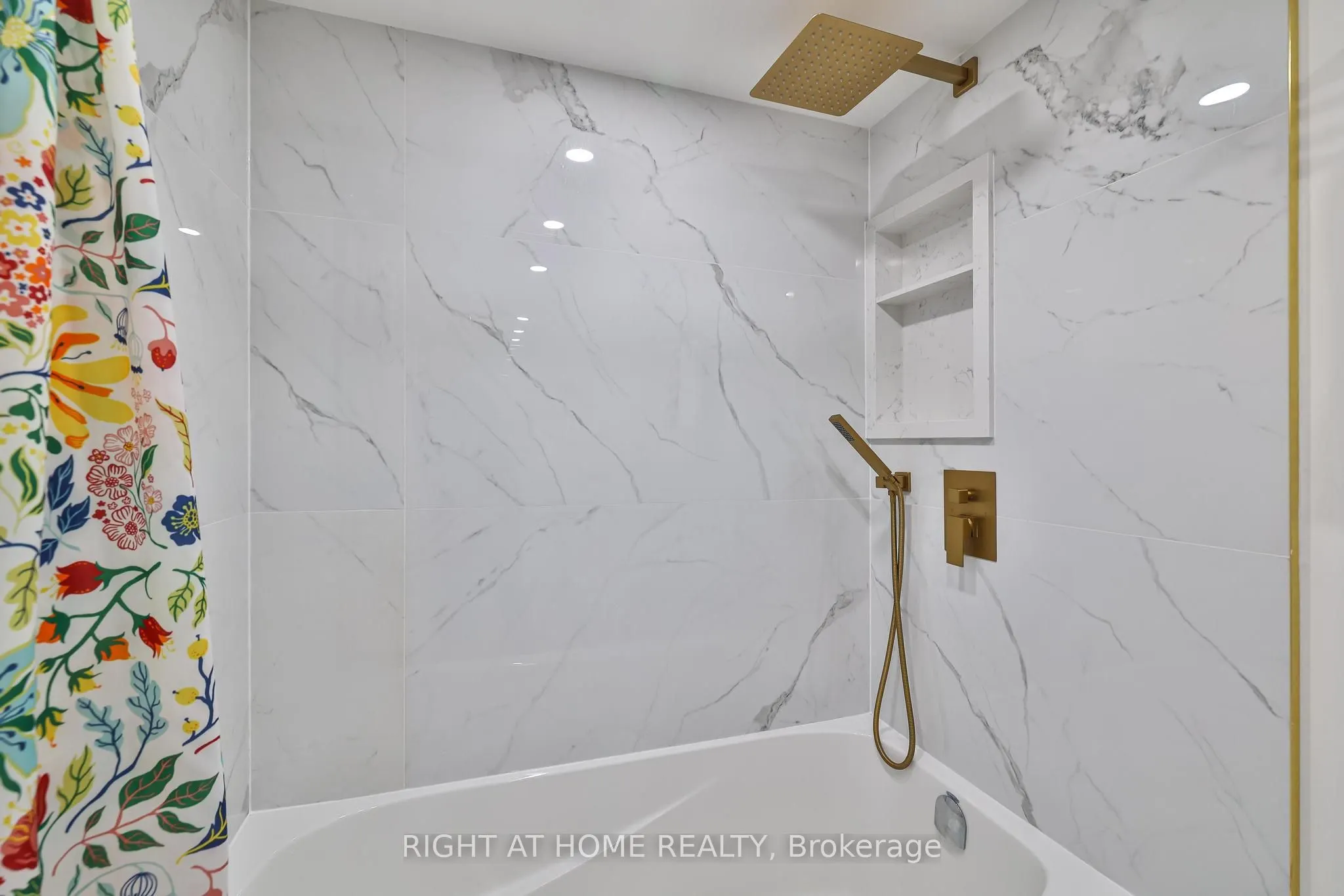 30 Harding Boulevard W, #802