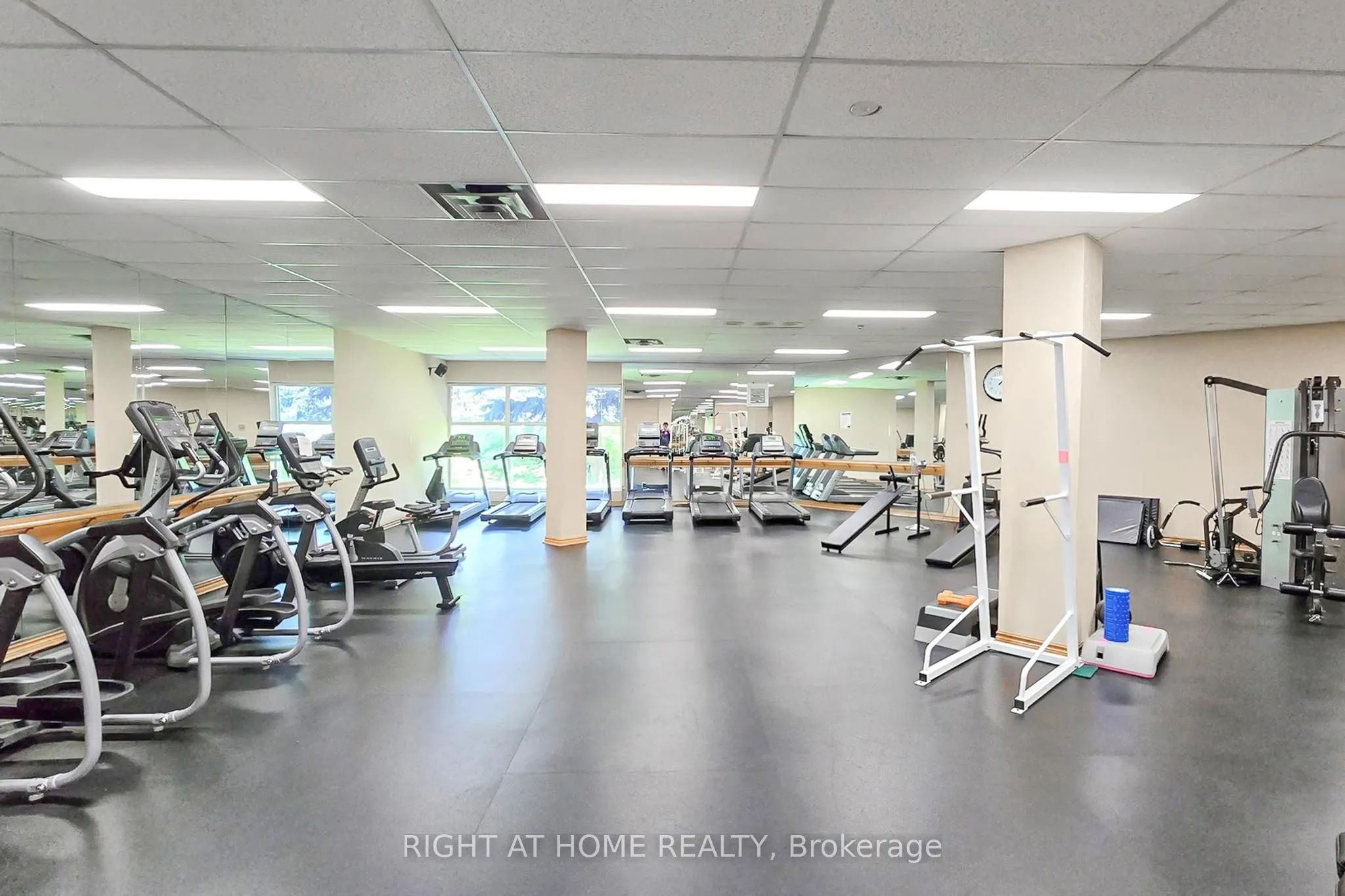 30 Harding Boulevard W, #802