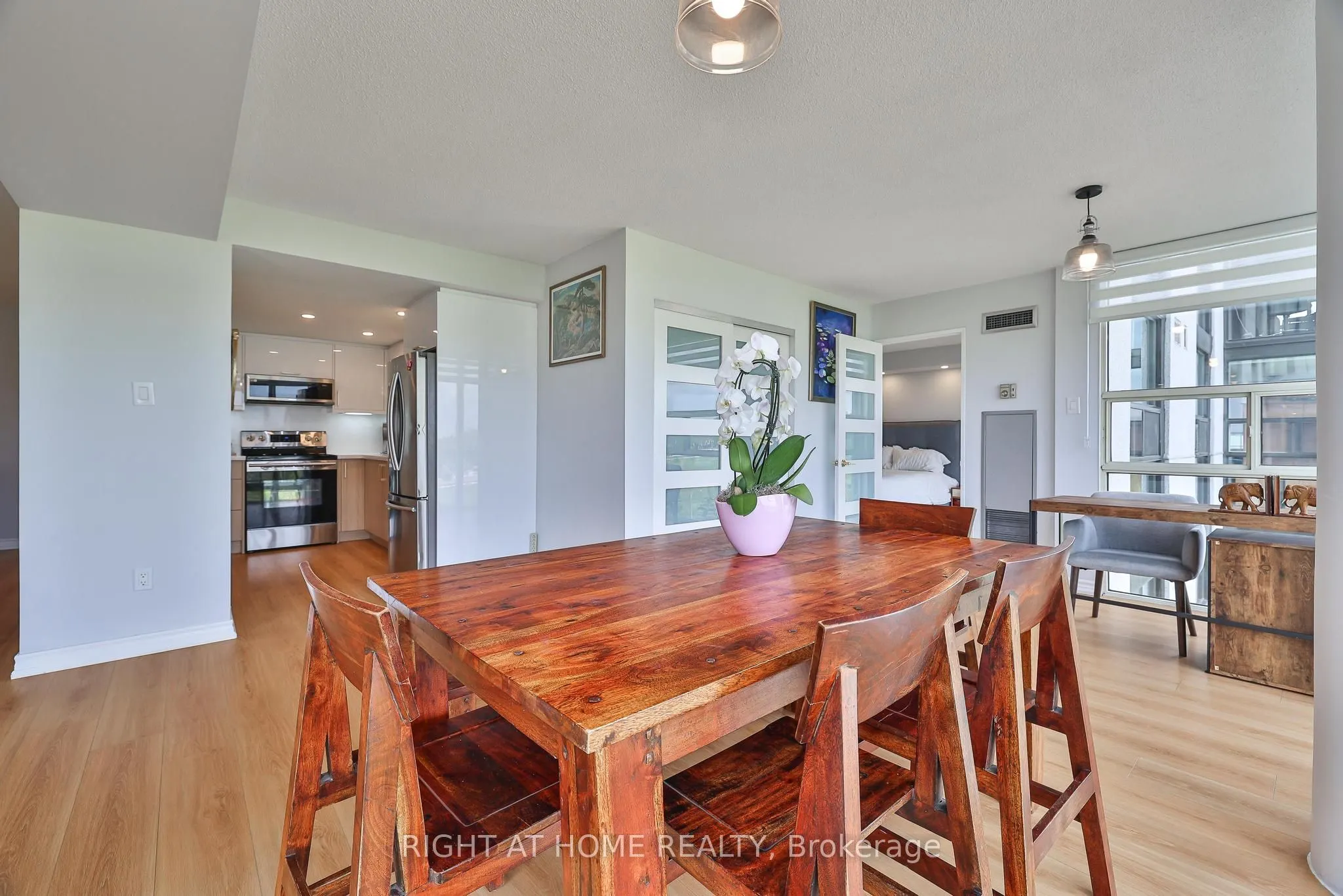 30 Harding Boulevard W, #802