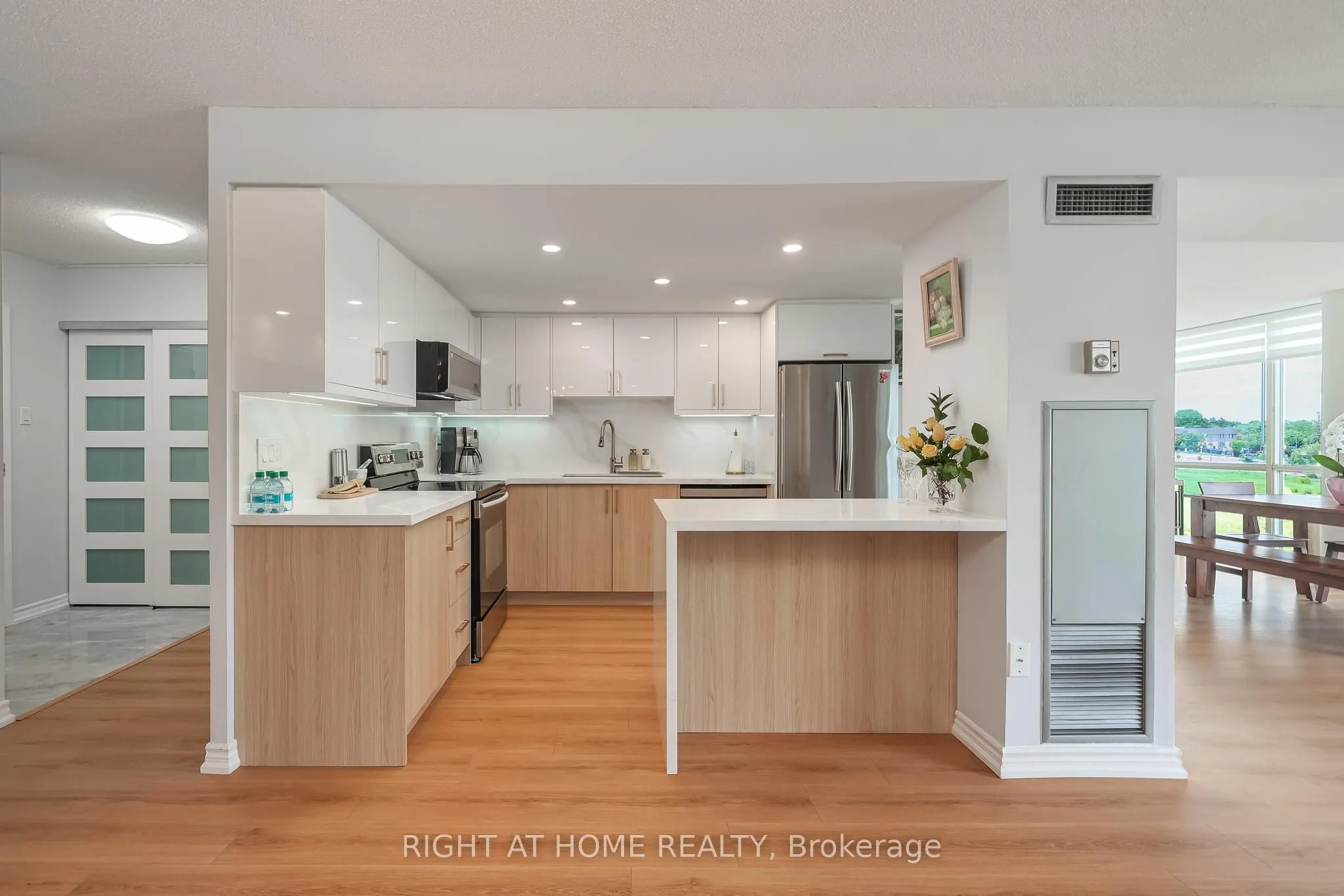 30 Harding Boulevard W, #802