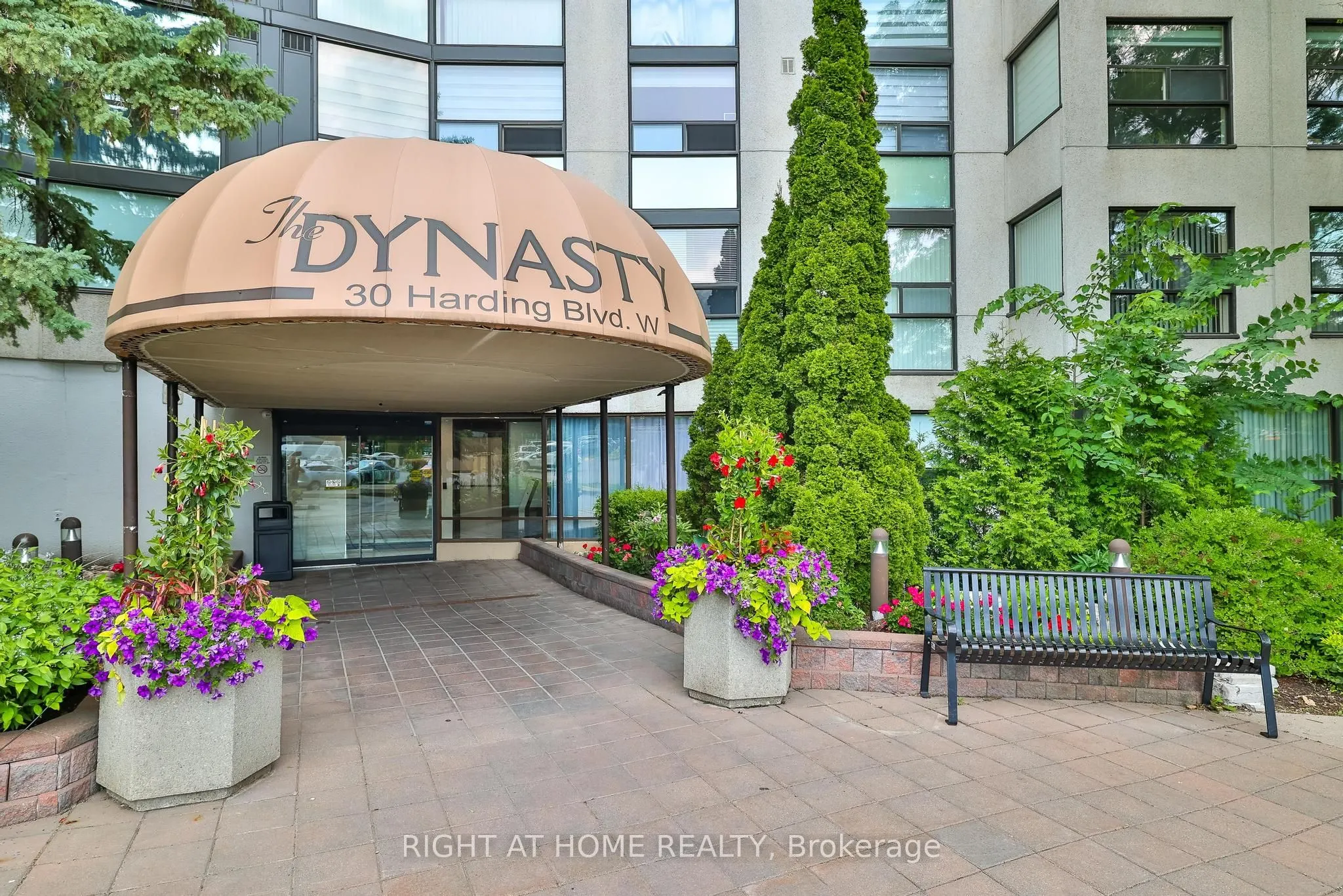 30 Harding Boulevard W, #802