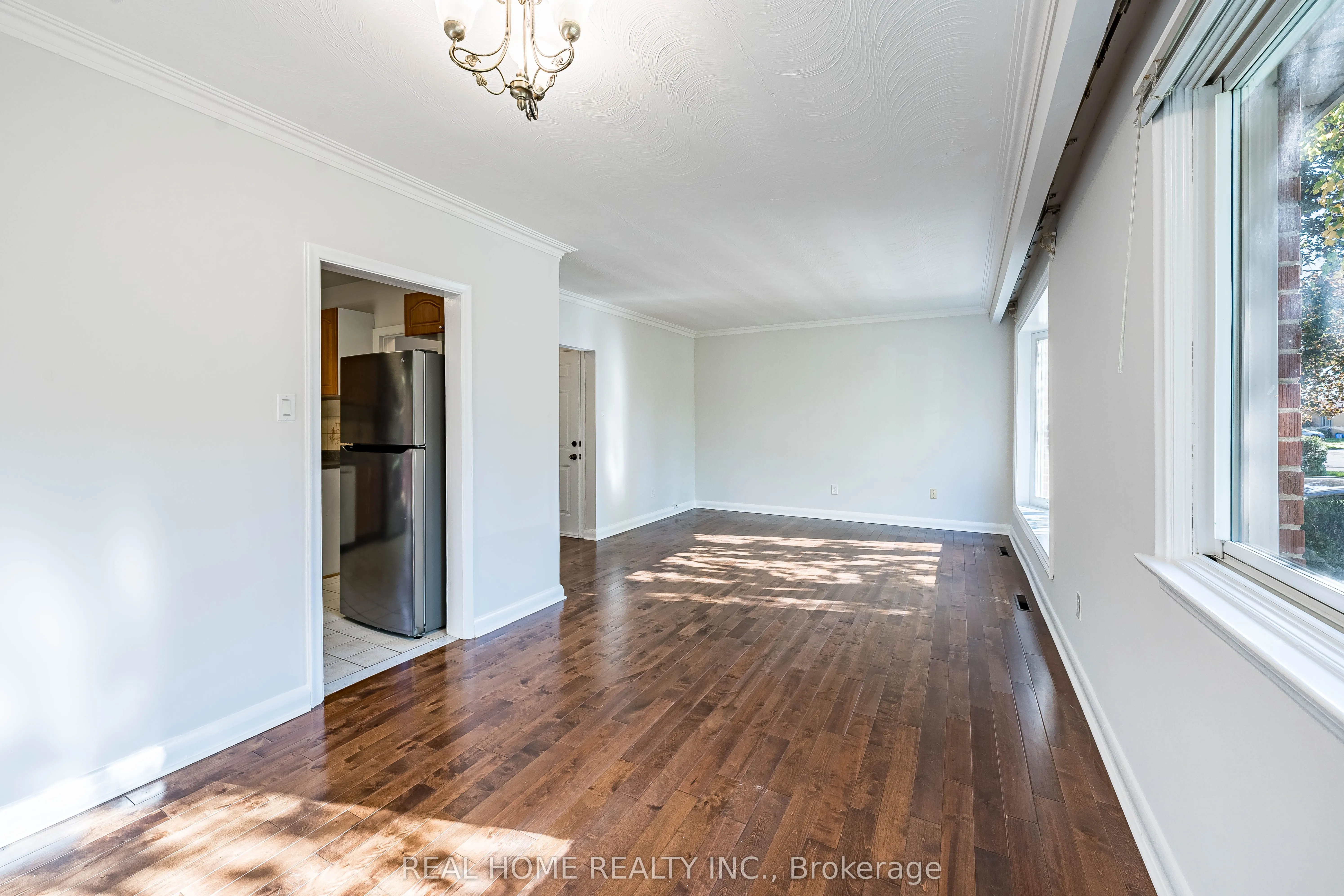 401 Fernleigh Circle S, #Main Floor