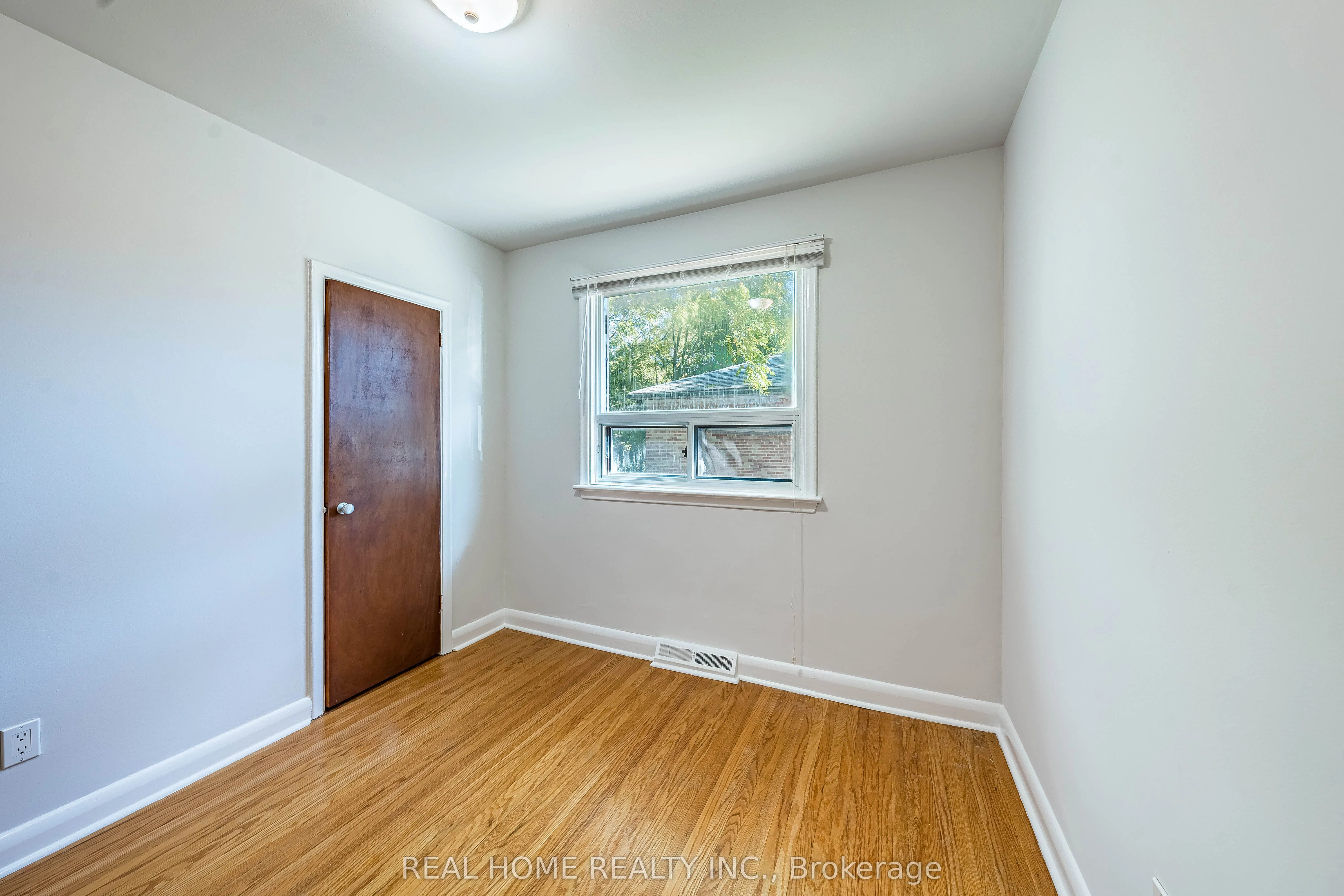 401 Fernleigh Circle S, #Main Floor