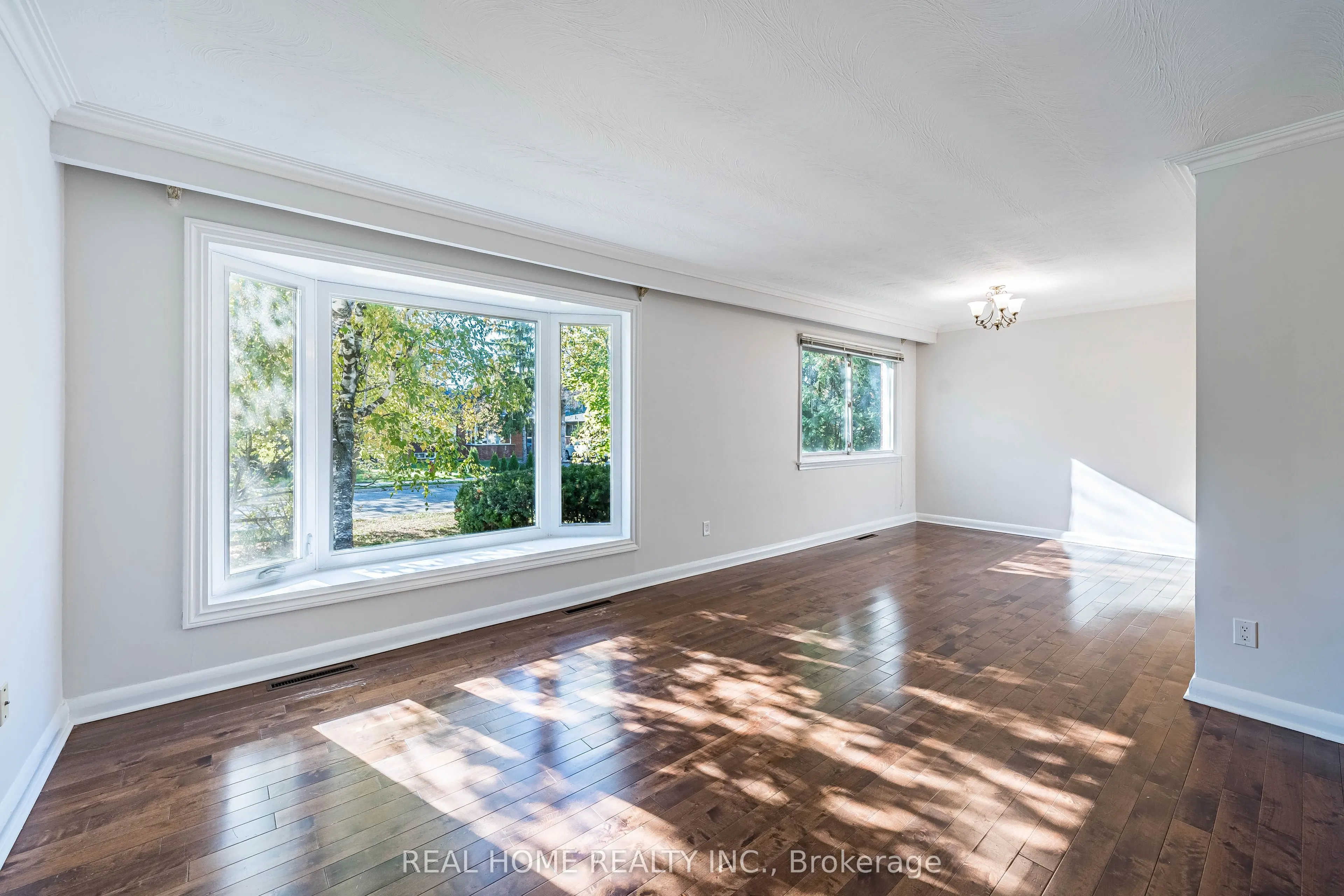 401 Fernleigh Circle S, #Main Floor