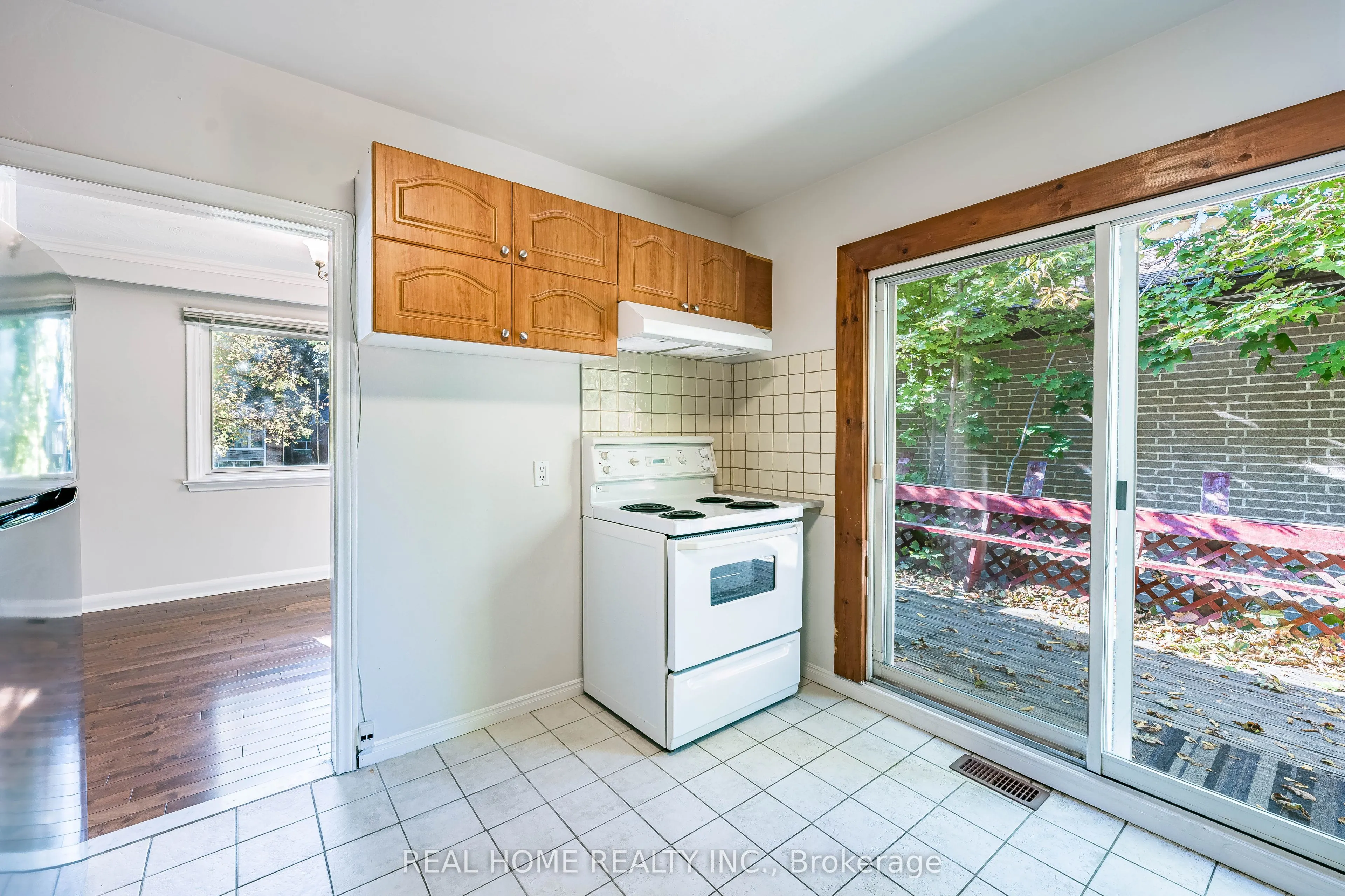 401 Fernleigh Circle S, #Main Floor