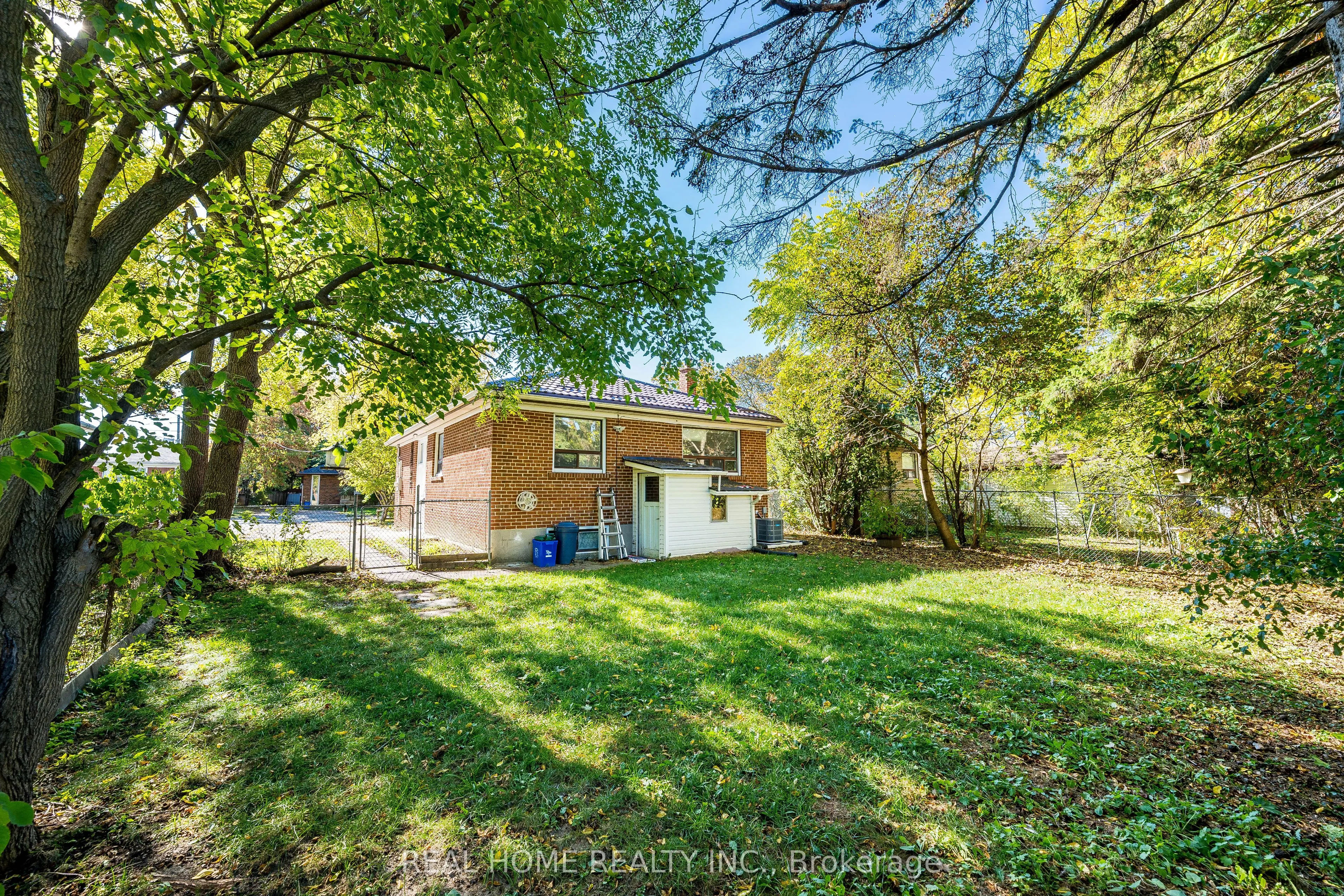 401 Fernleigh Circle S, #Main Floor