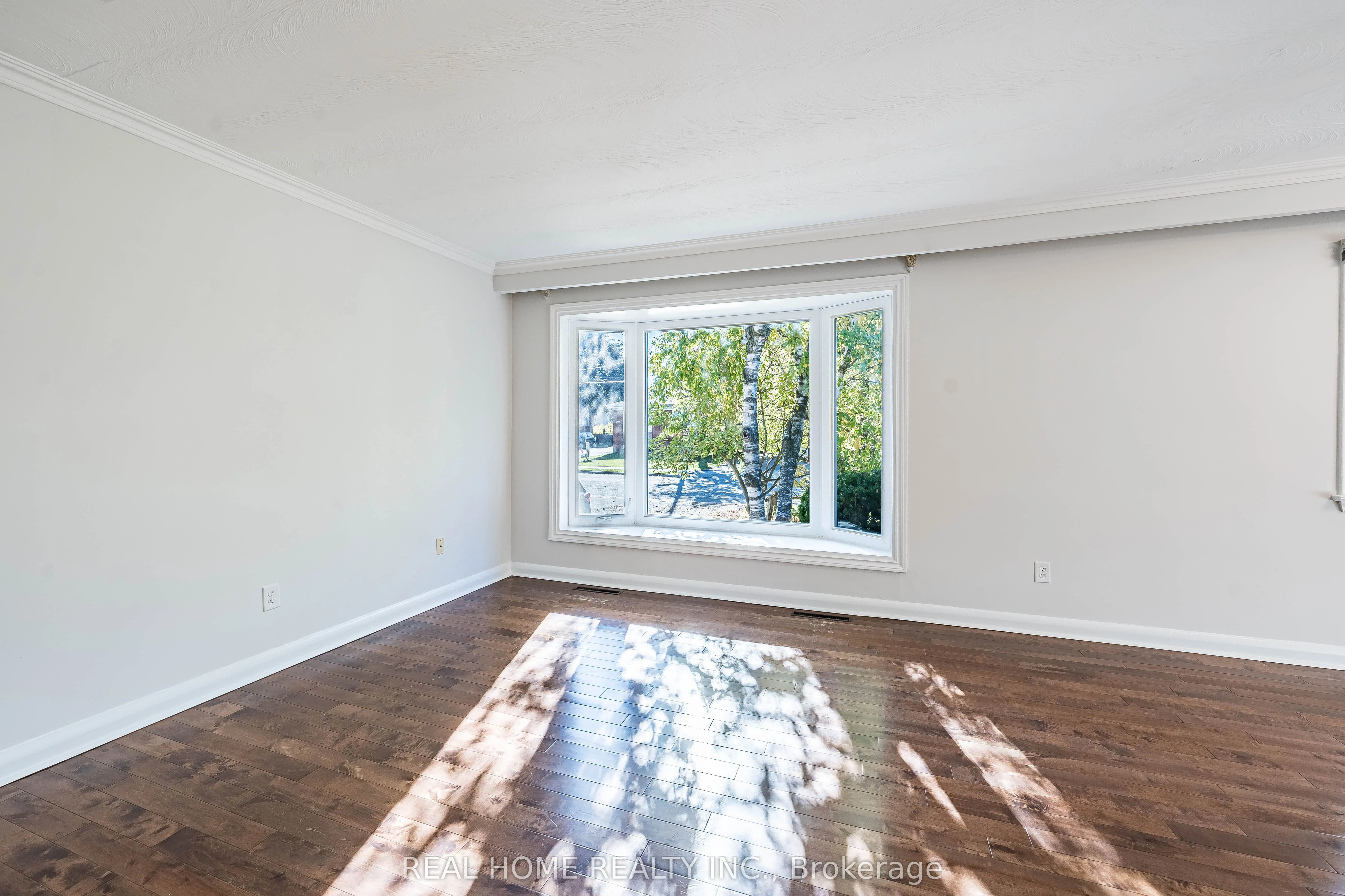 401 Fernleigh Circle S, #Main Floor
