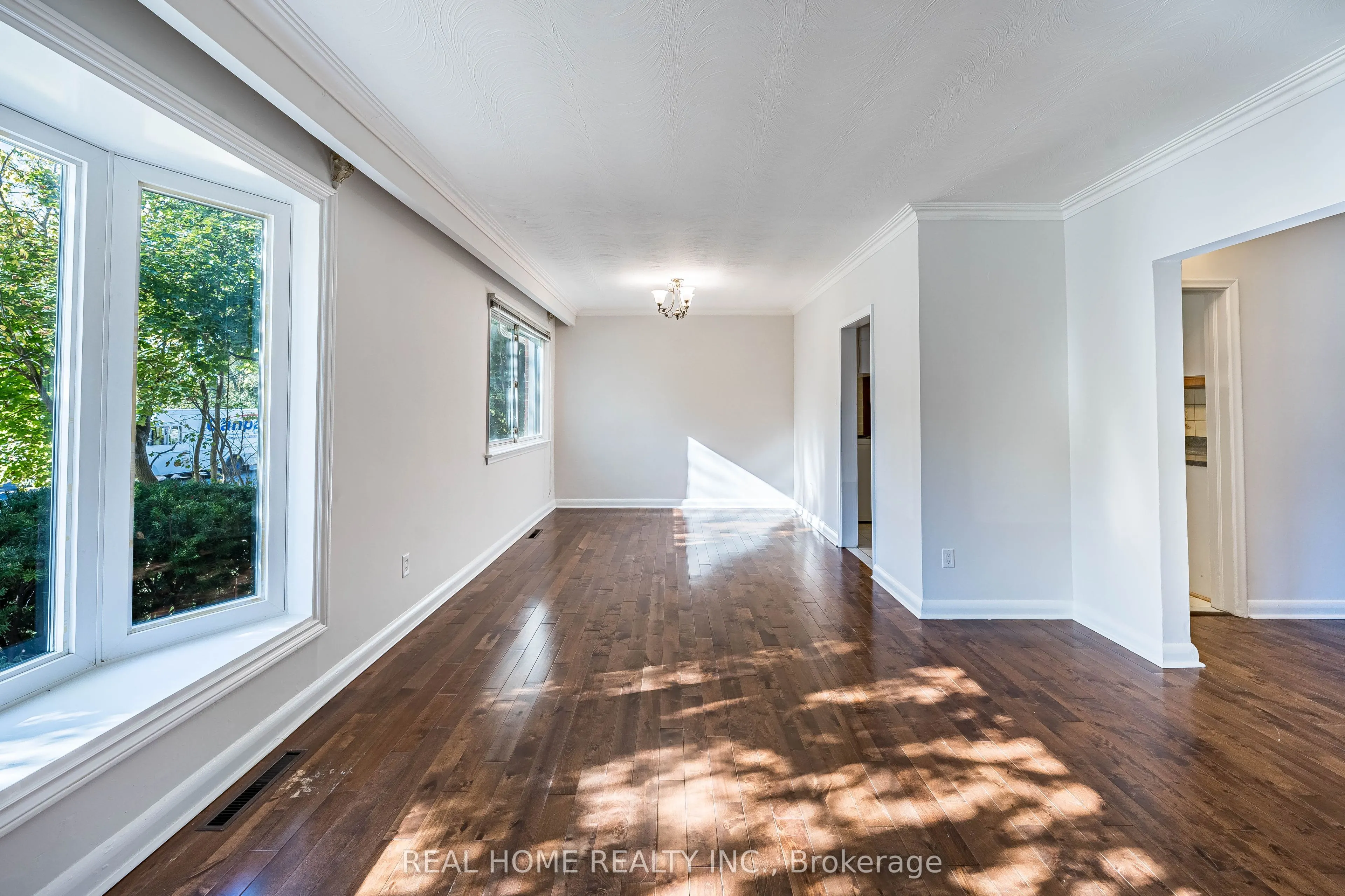 401 Fernleigh Circle S, #Main Floor