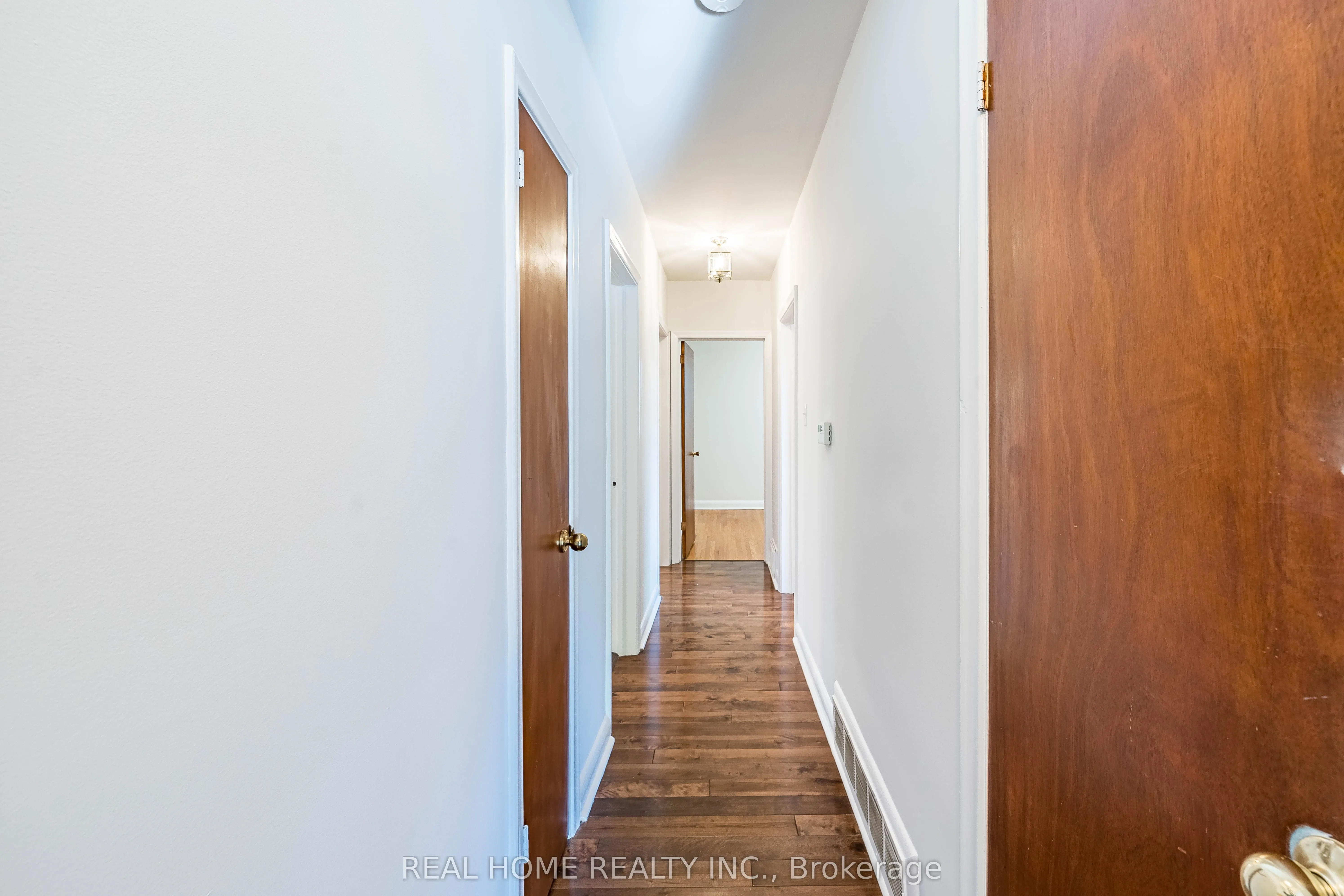 401 Fernleigh Circle S, #Main Floor