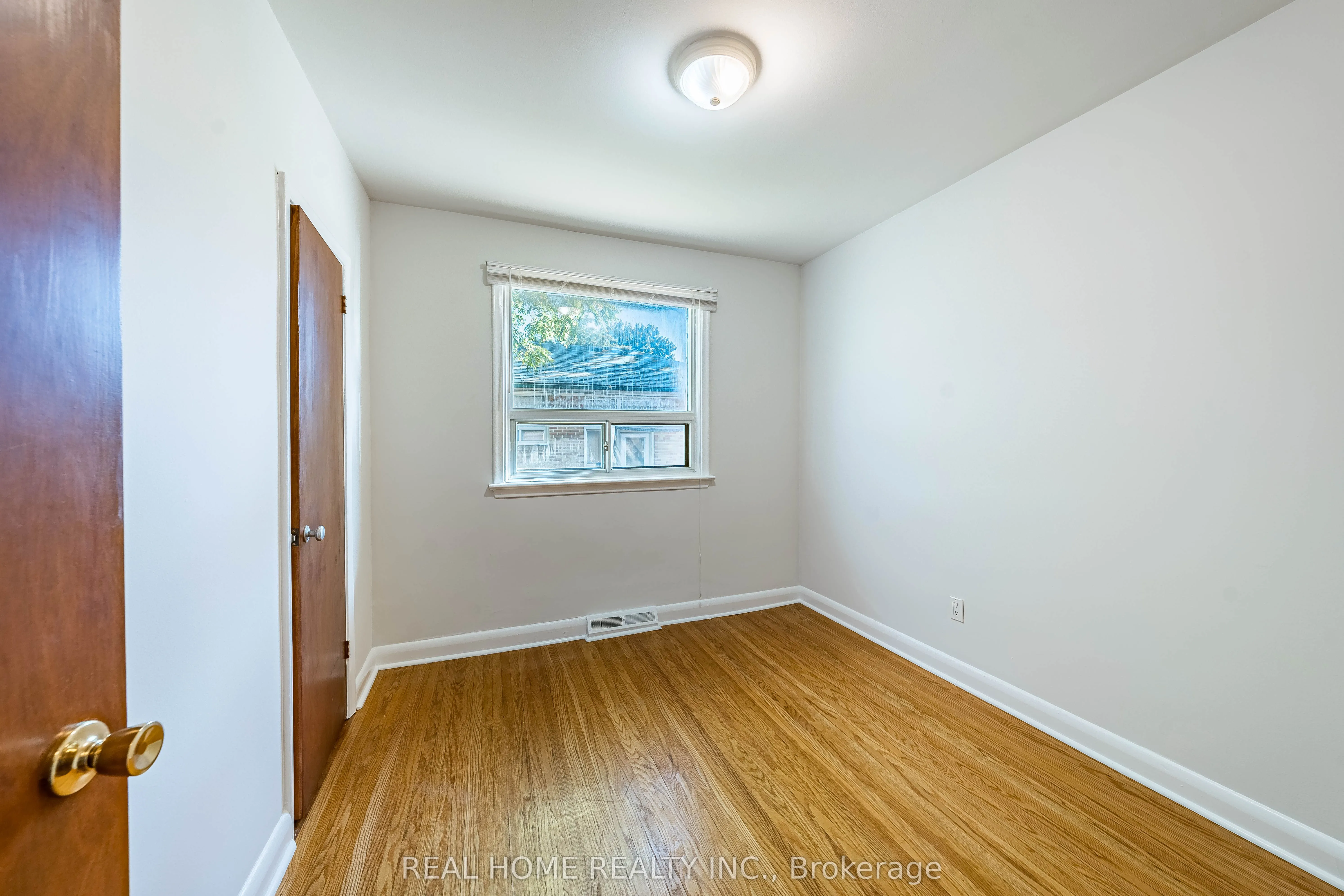 401 Fernleigh Circle S, #Main Floor