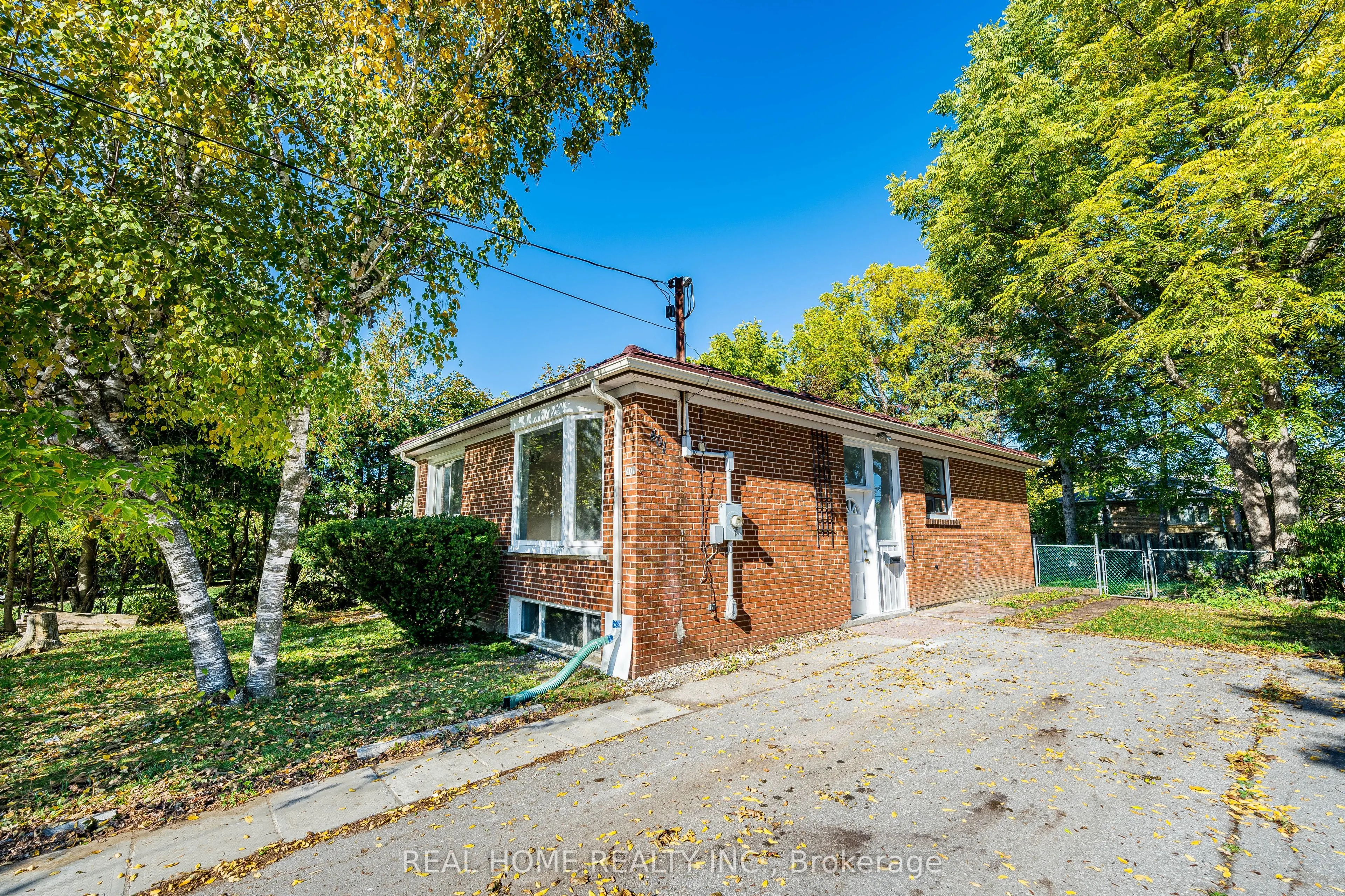 401 Fernleigh Circle S, #Main Floor