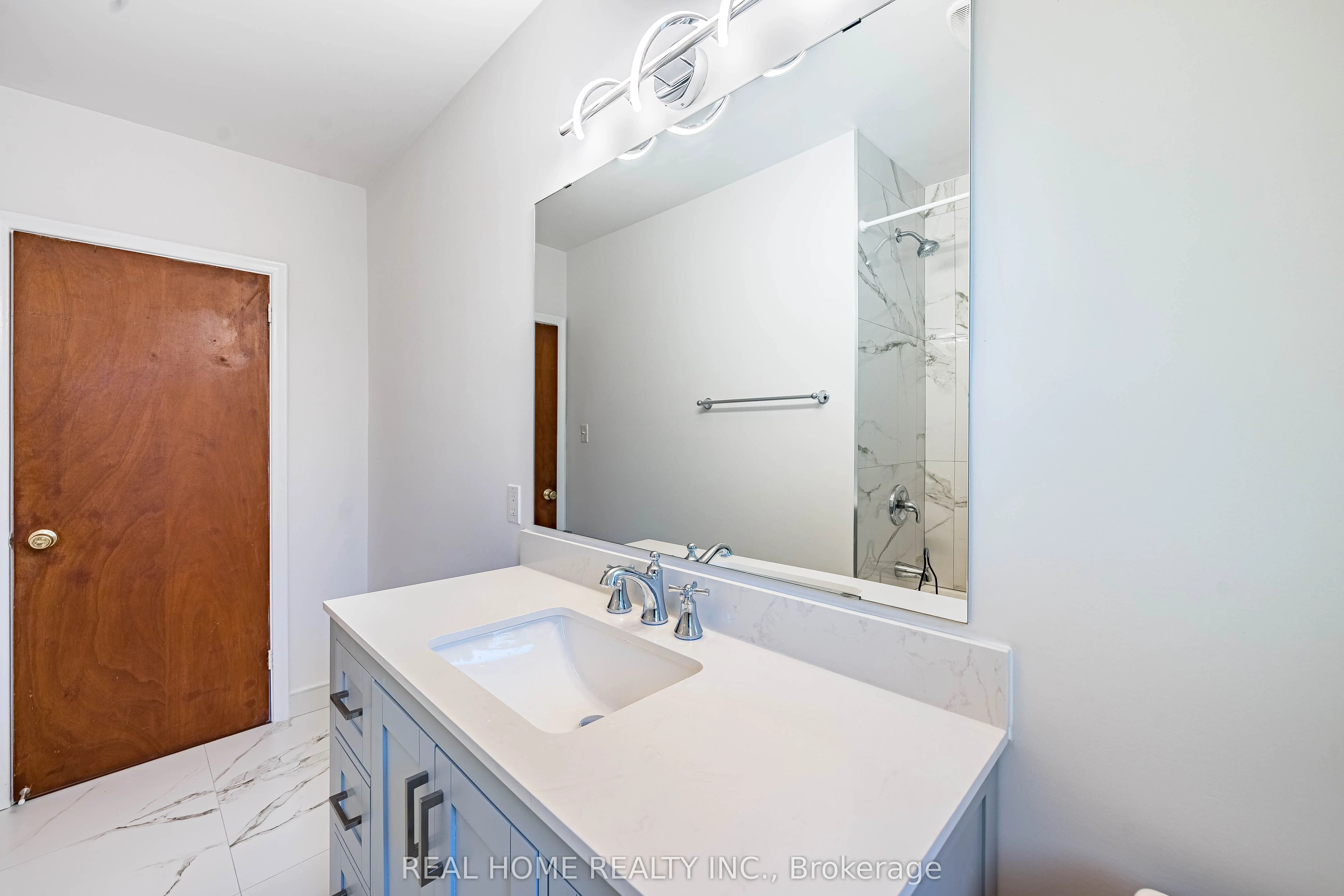 401 Fernleigh Circle S, #Main Floor