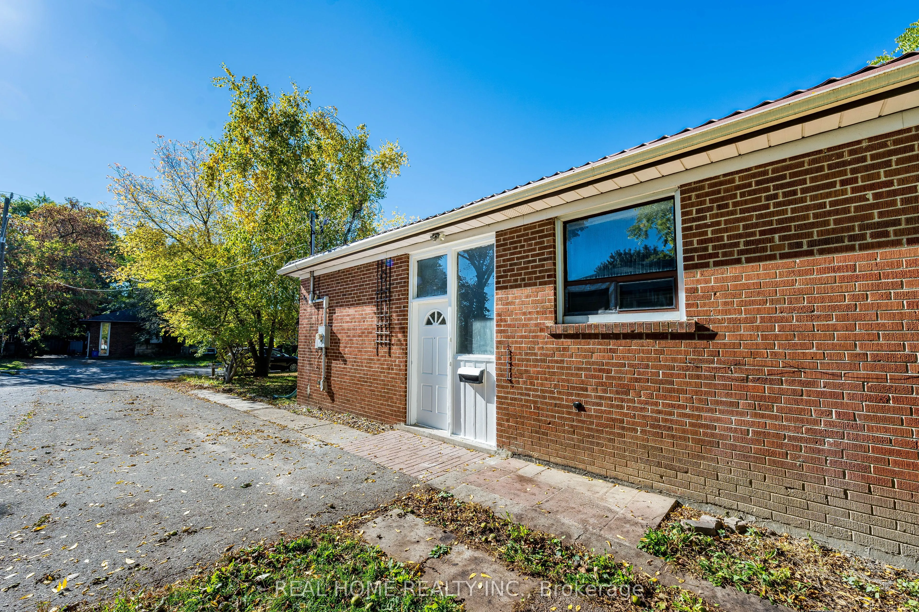 401 Fernleigh Circle S, #Main Floor
