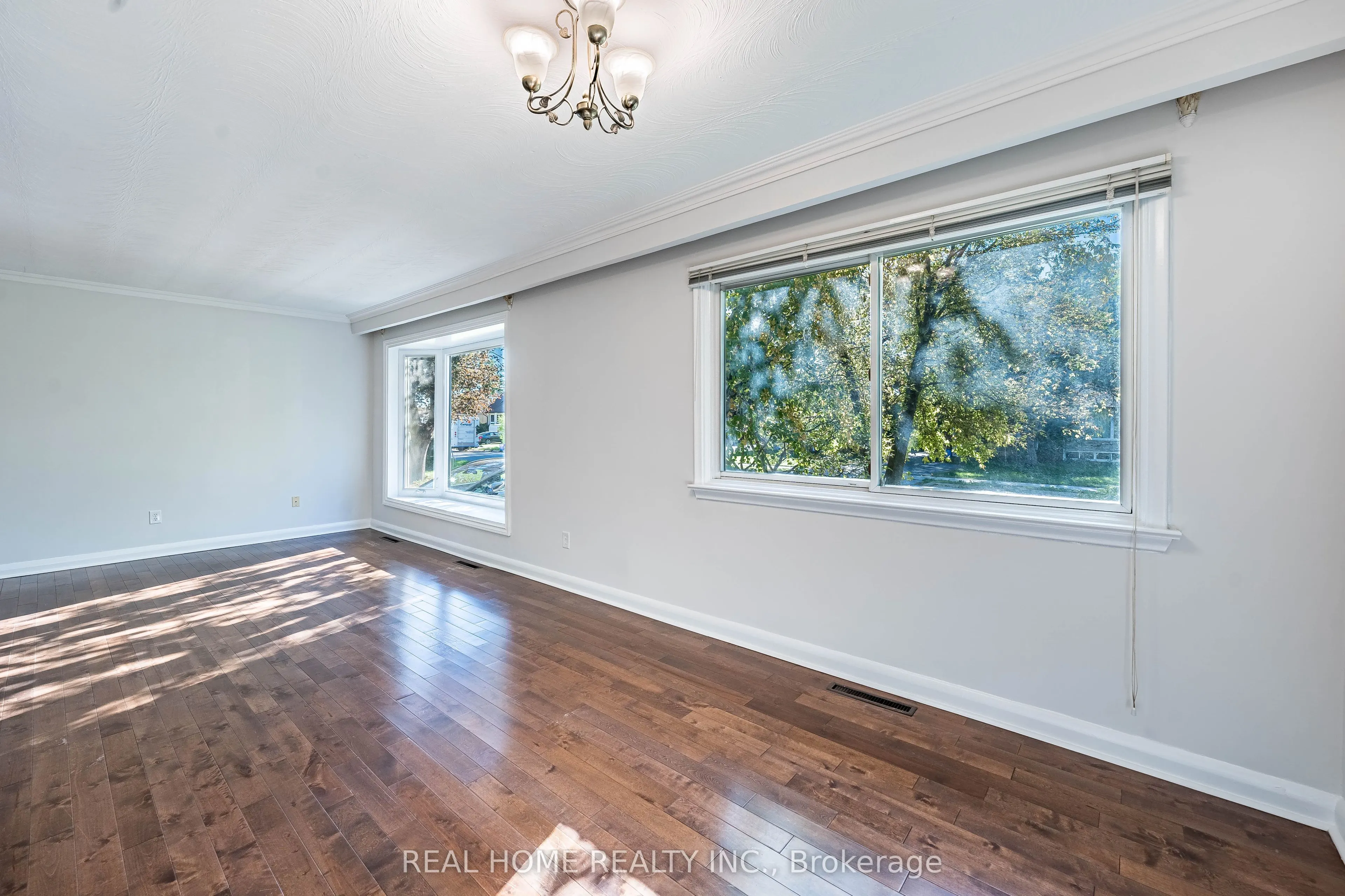 401 Fernleigh Circle S, #Main Floor