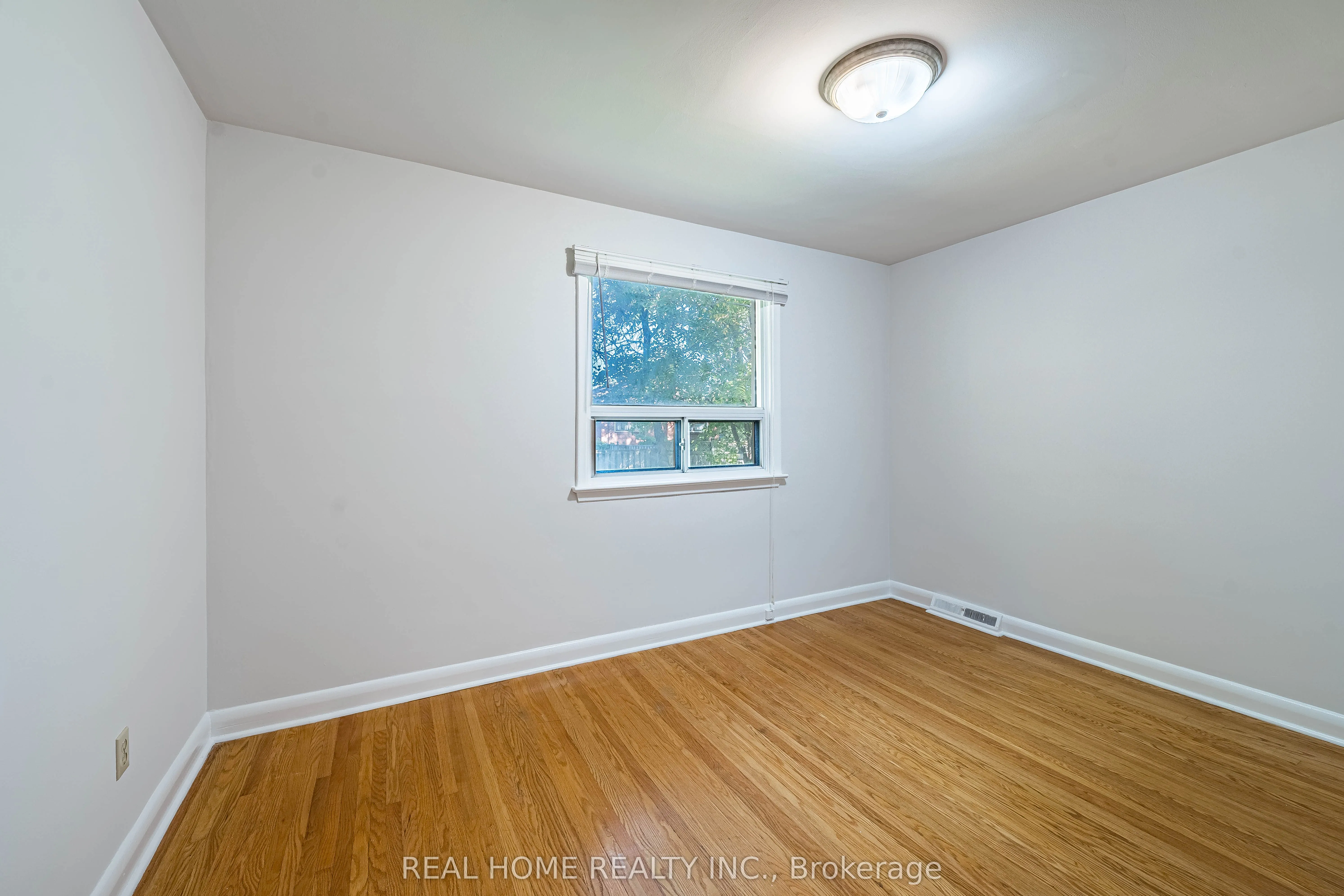 401 Fernleigh Circle S, #Main Floor