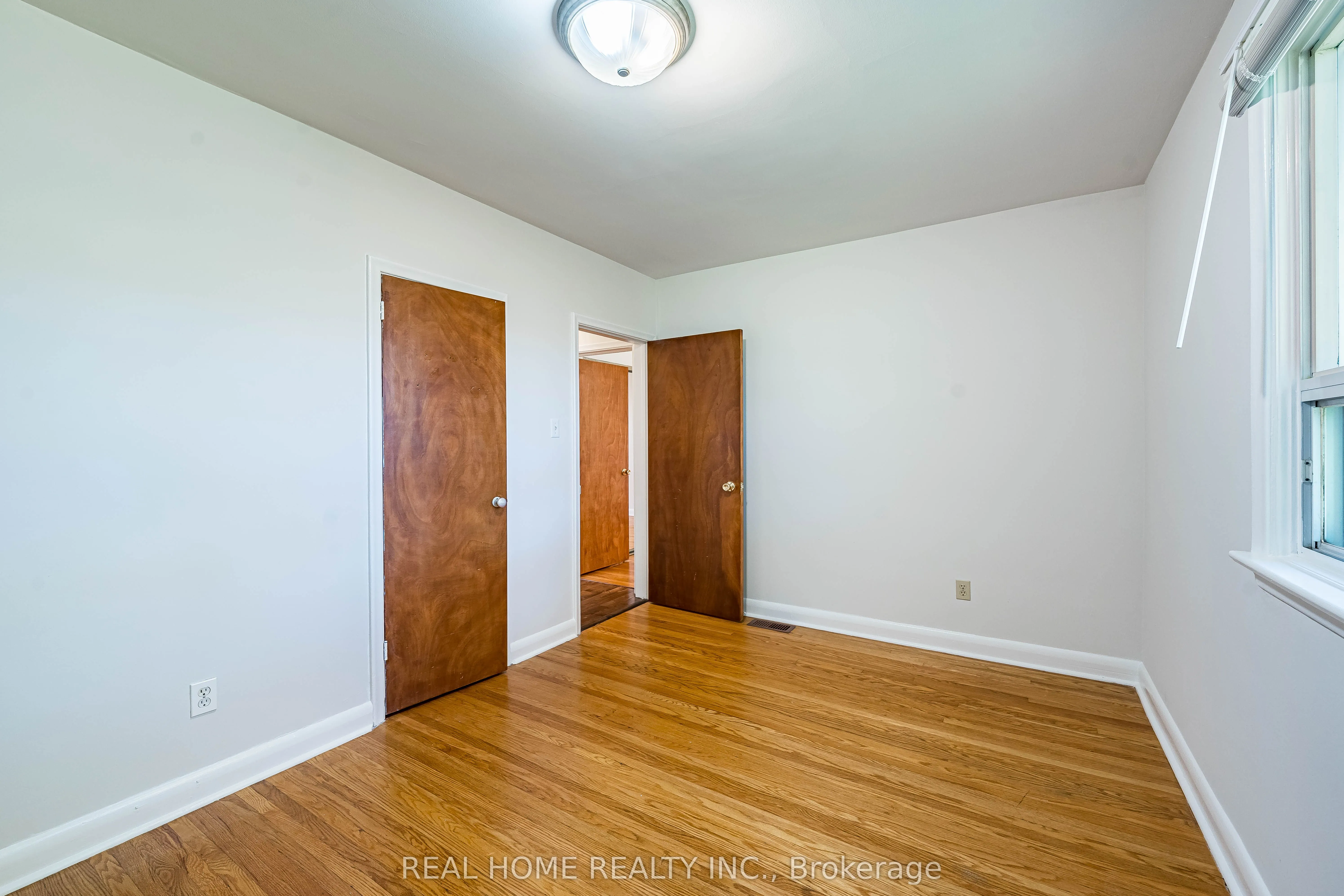 401 Fernleigh Circle S, #Main Floor