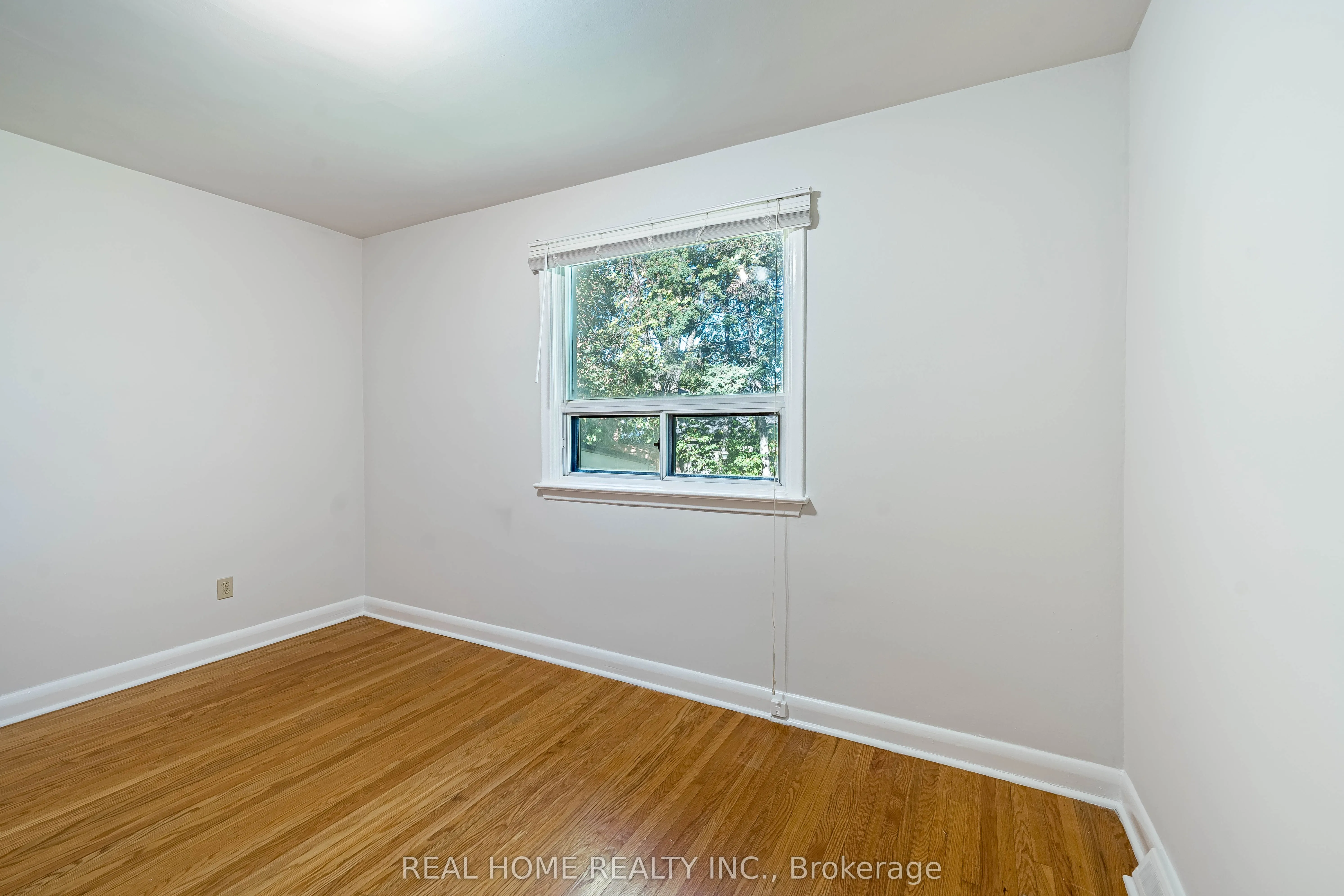 401 Fernleigh Circle S, #Main Floor
