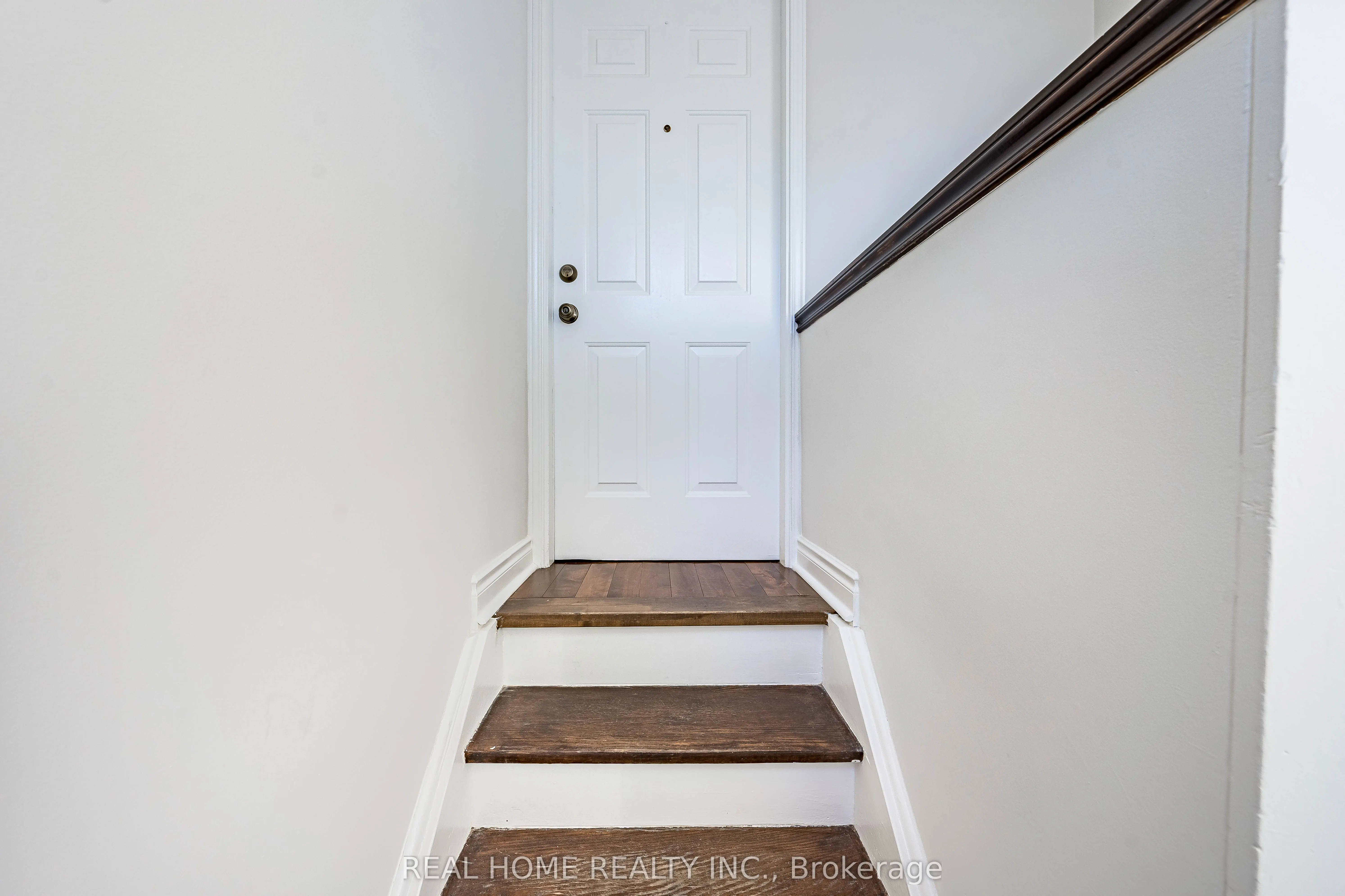 401 Fernleigh Circle S, #Main Floor