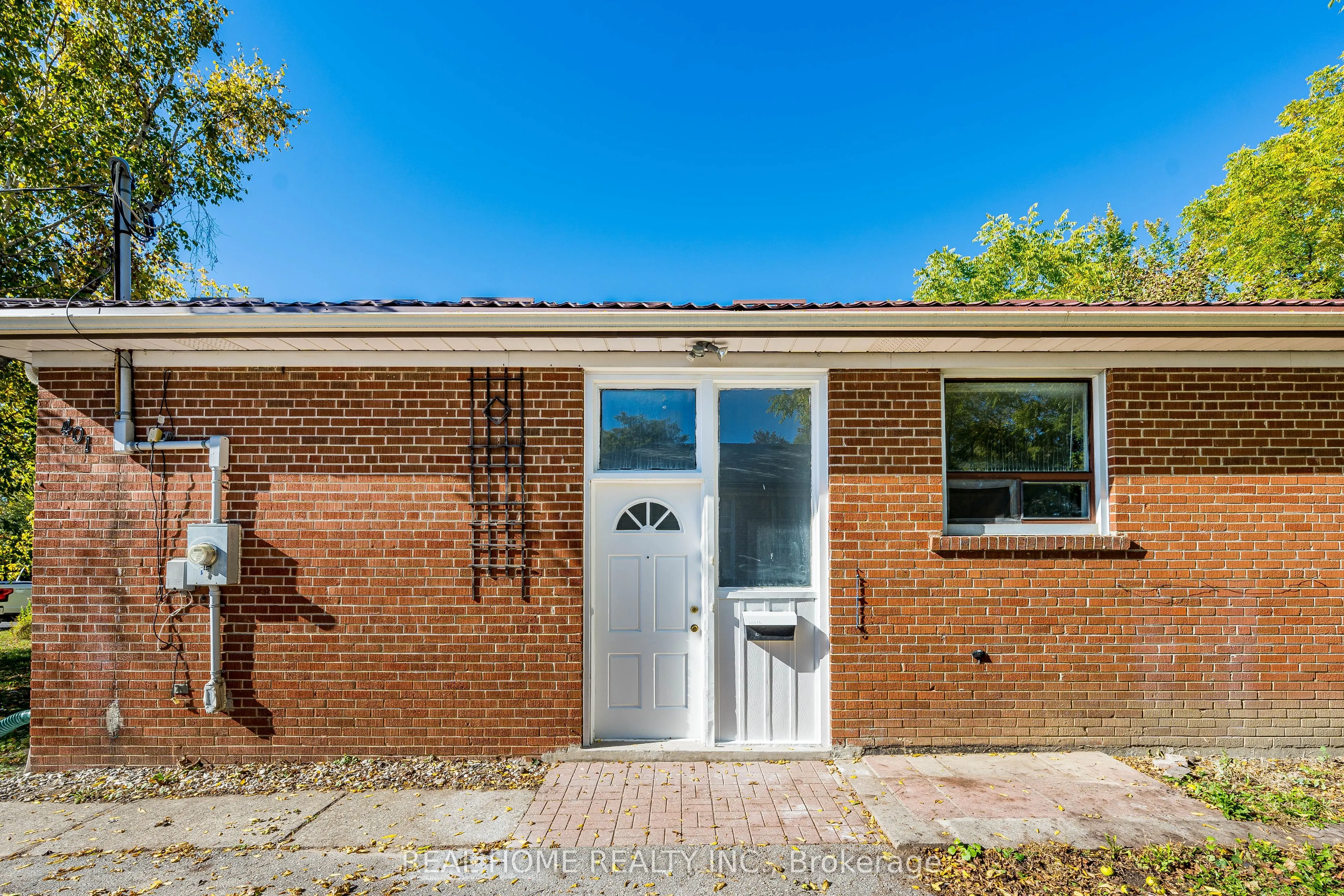 401 Fernleigh Circle S, #Main Floor