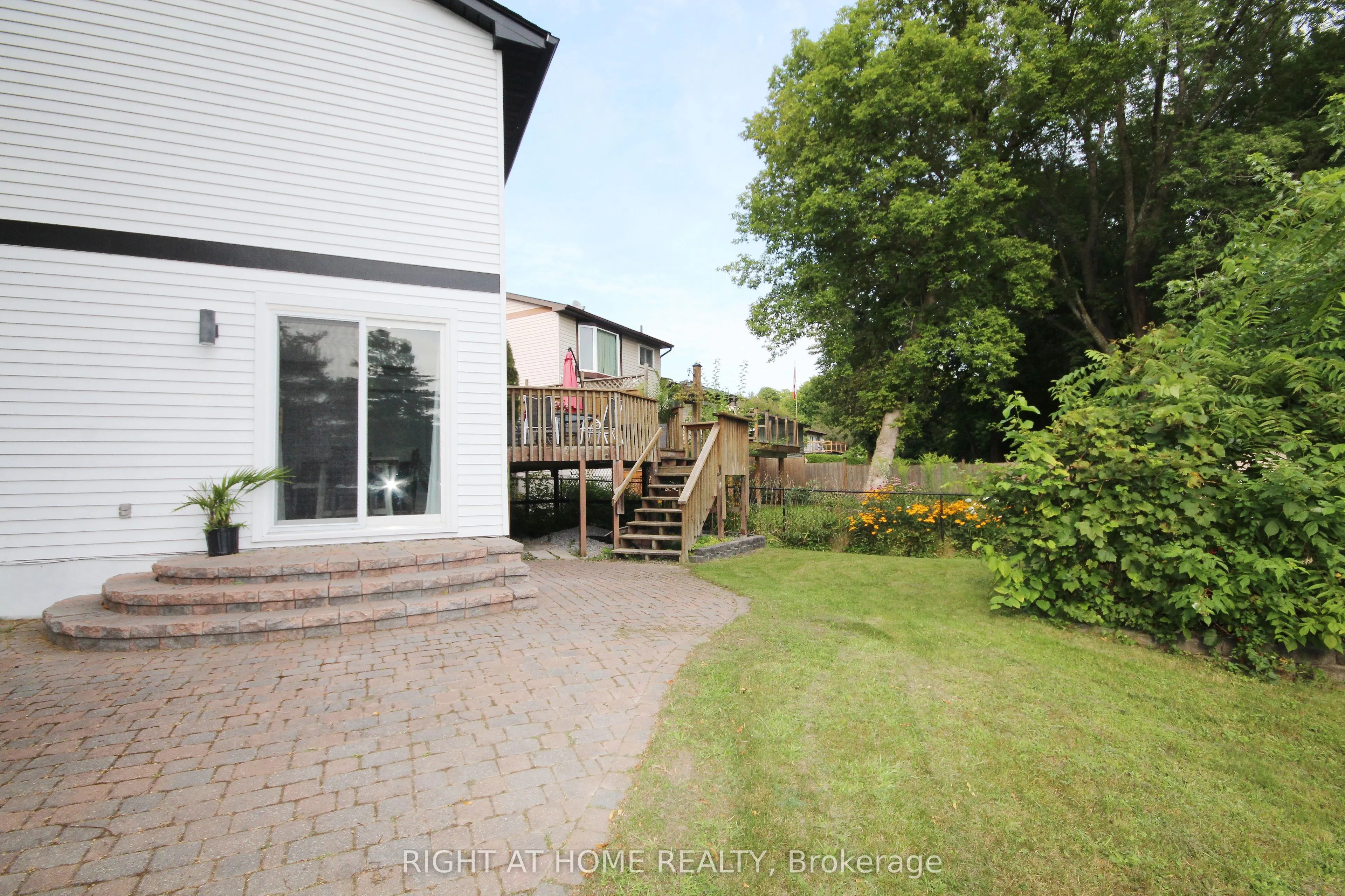 832 Boronia Crescent
