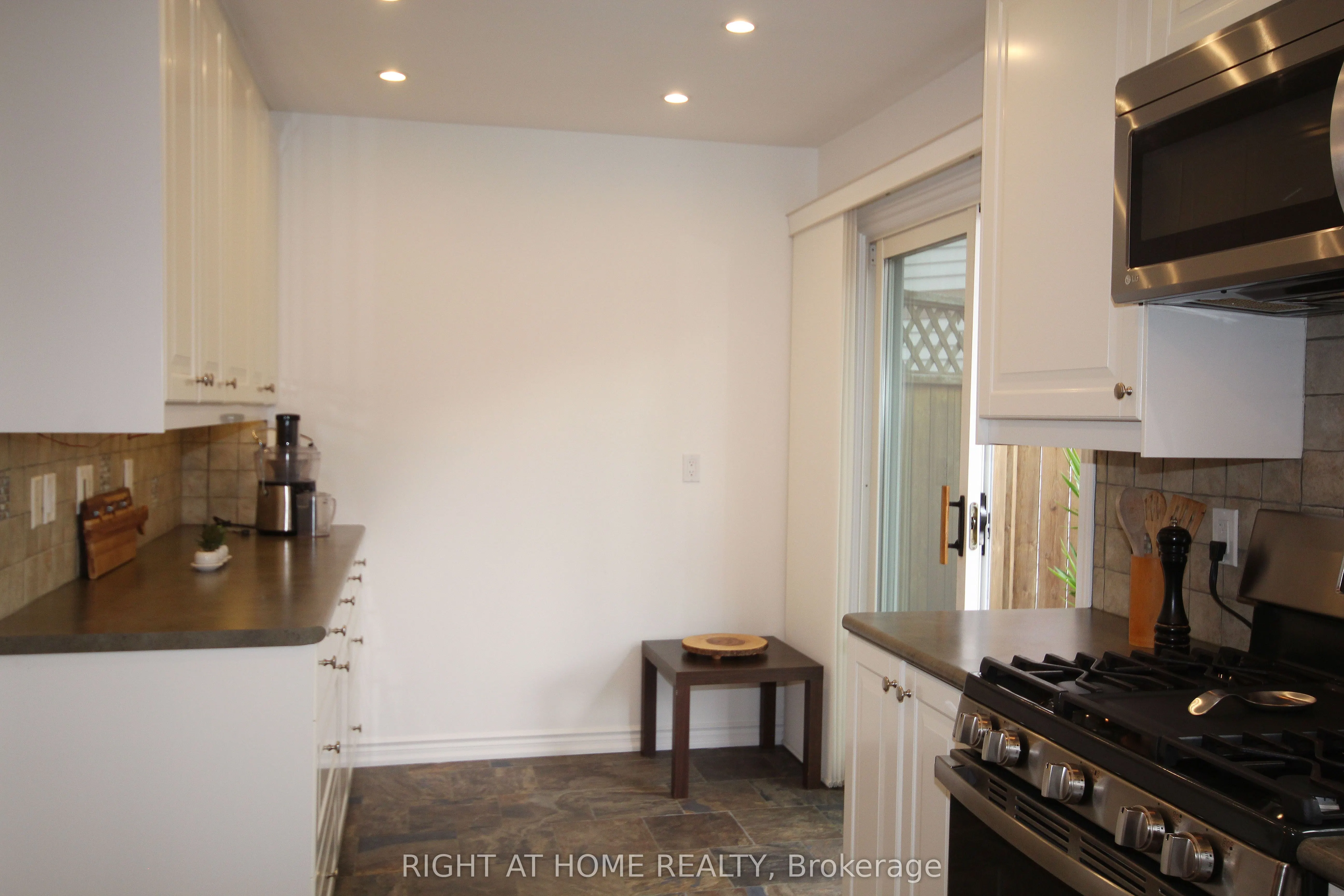 832 Boronia Crescent