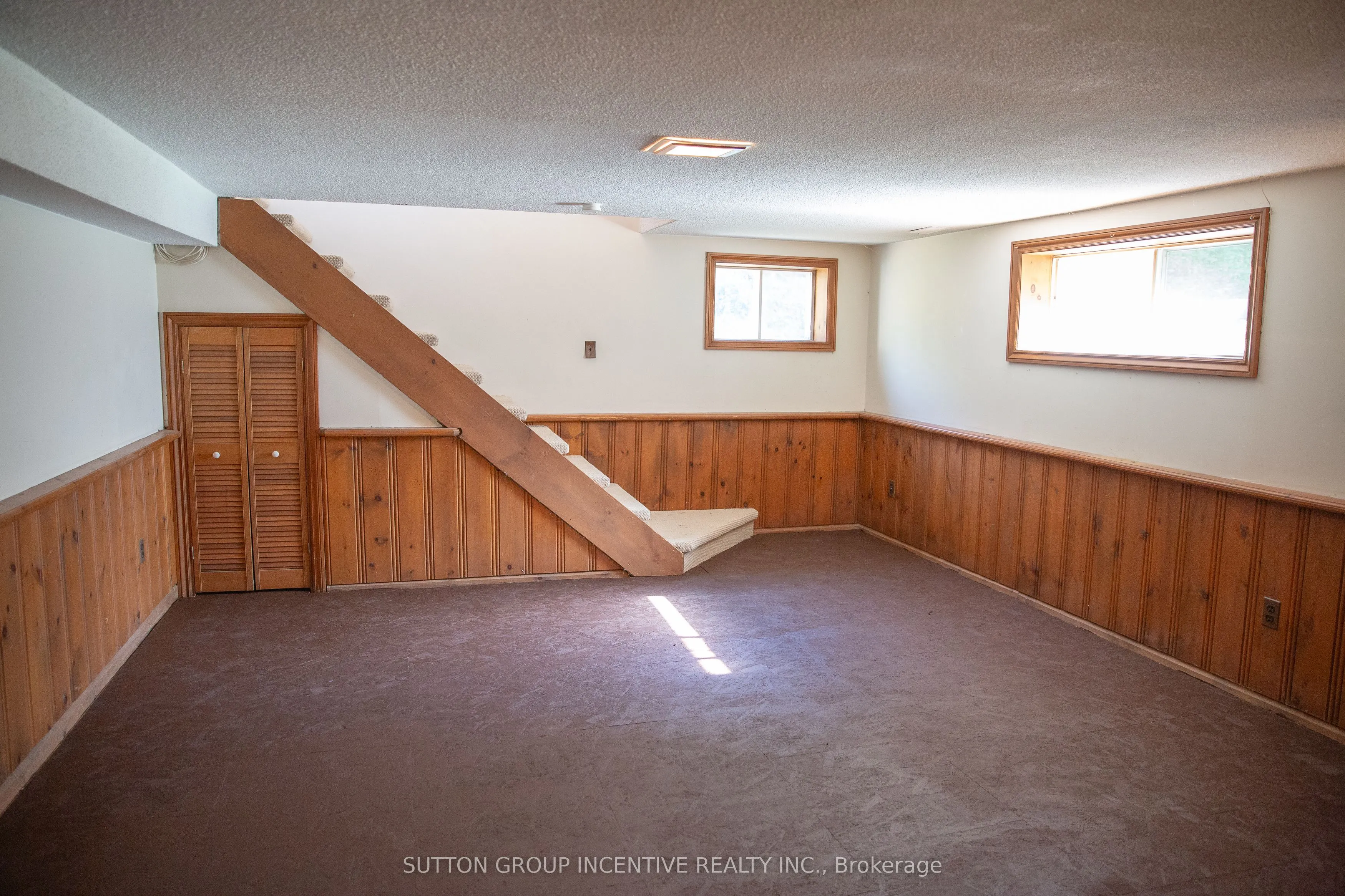 19 Kennedy Street E