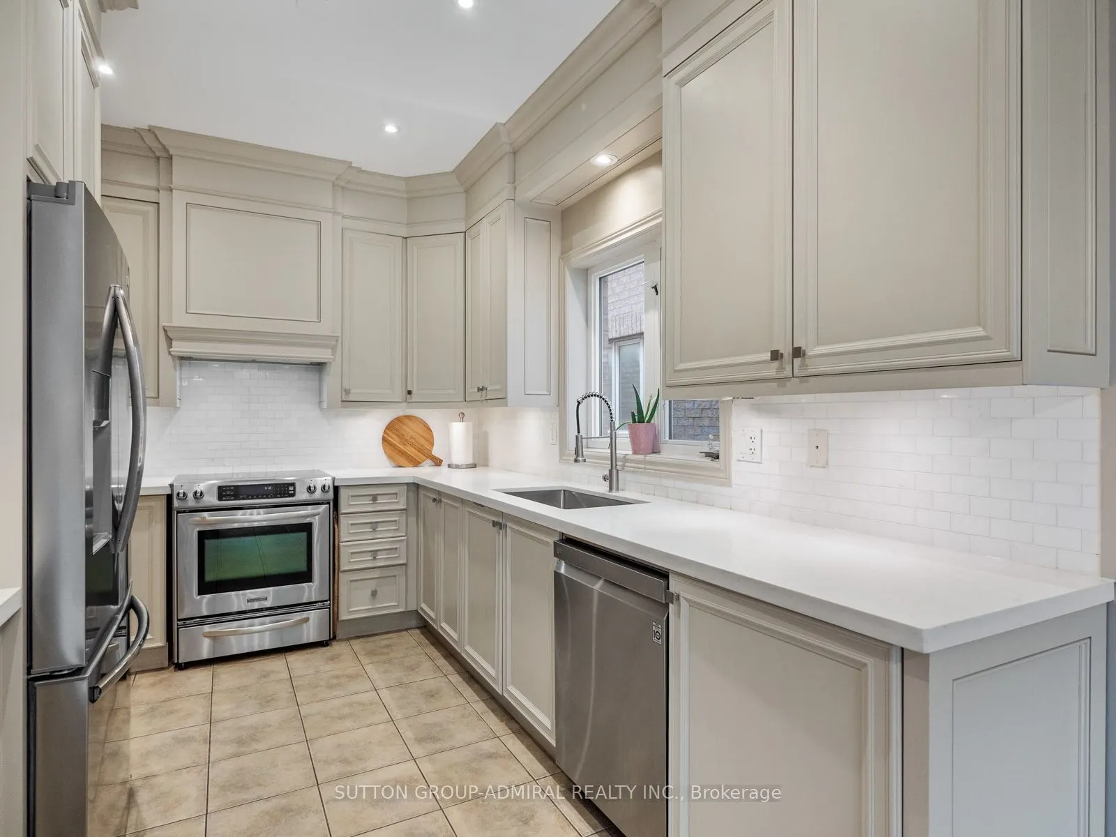 192 Chayna Crescent