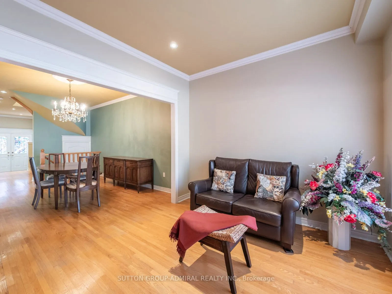 255 Shaftsbury Avenue