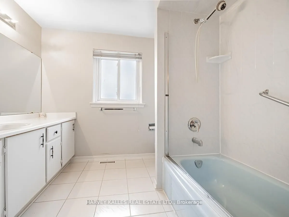 18 Finlayson Court W