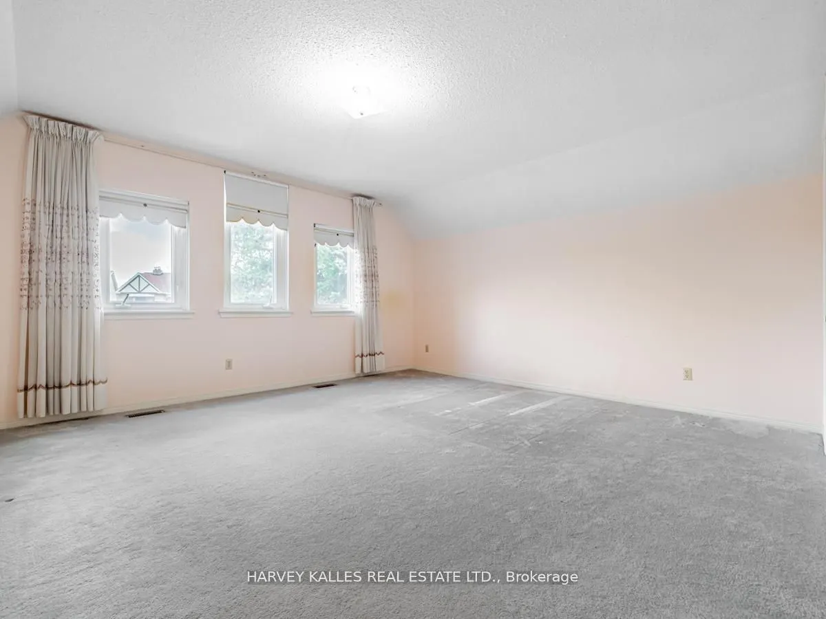 18 Finlayson Court W