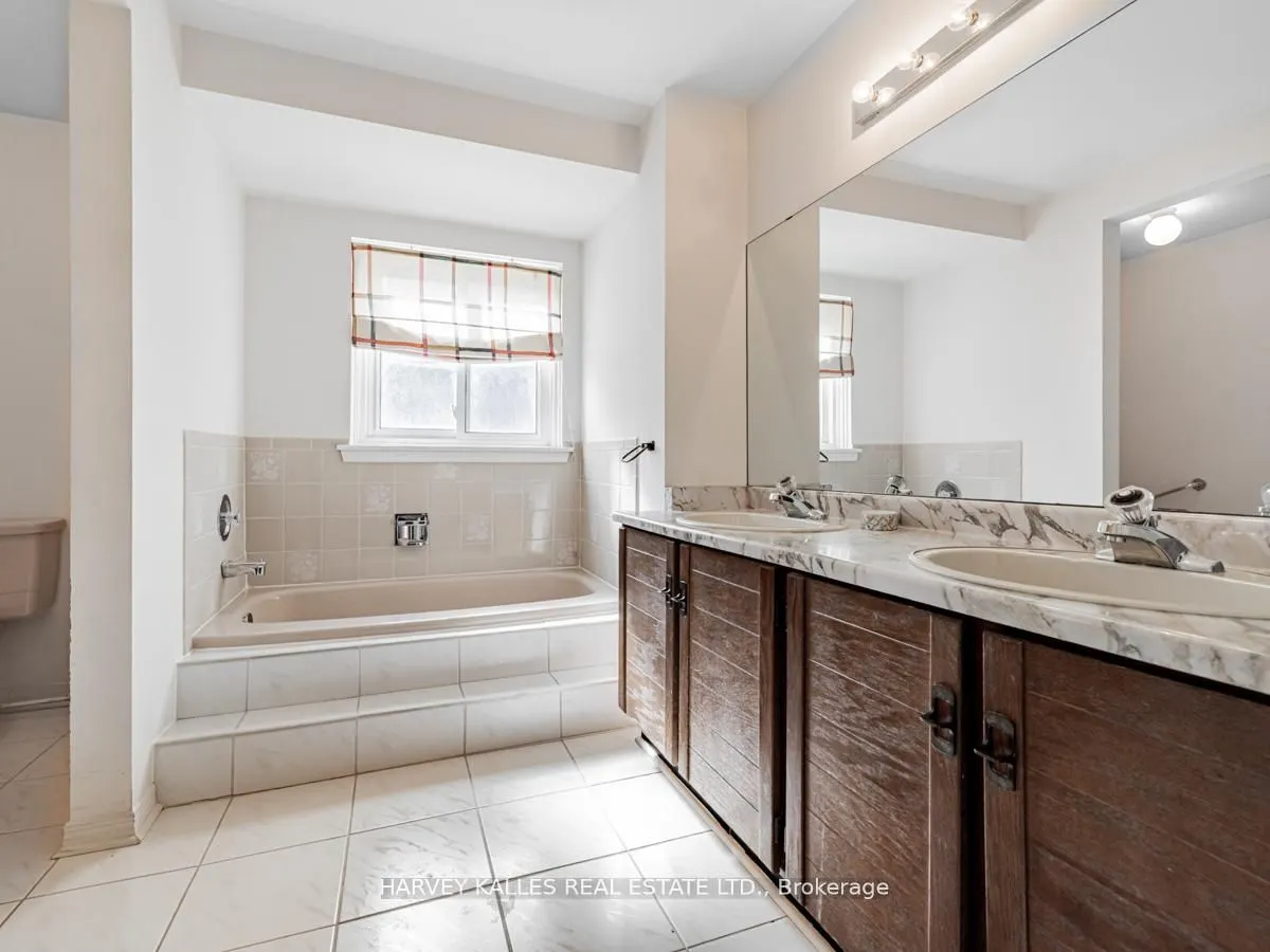 18 Finlayson Court W