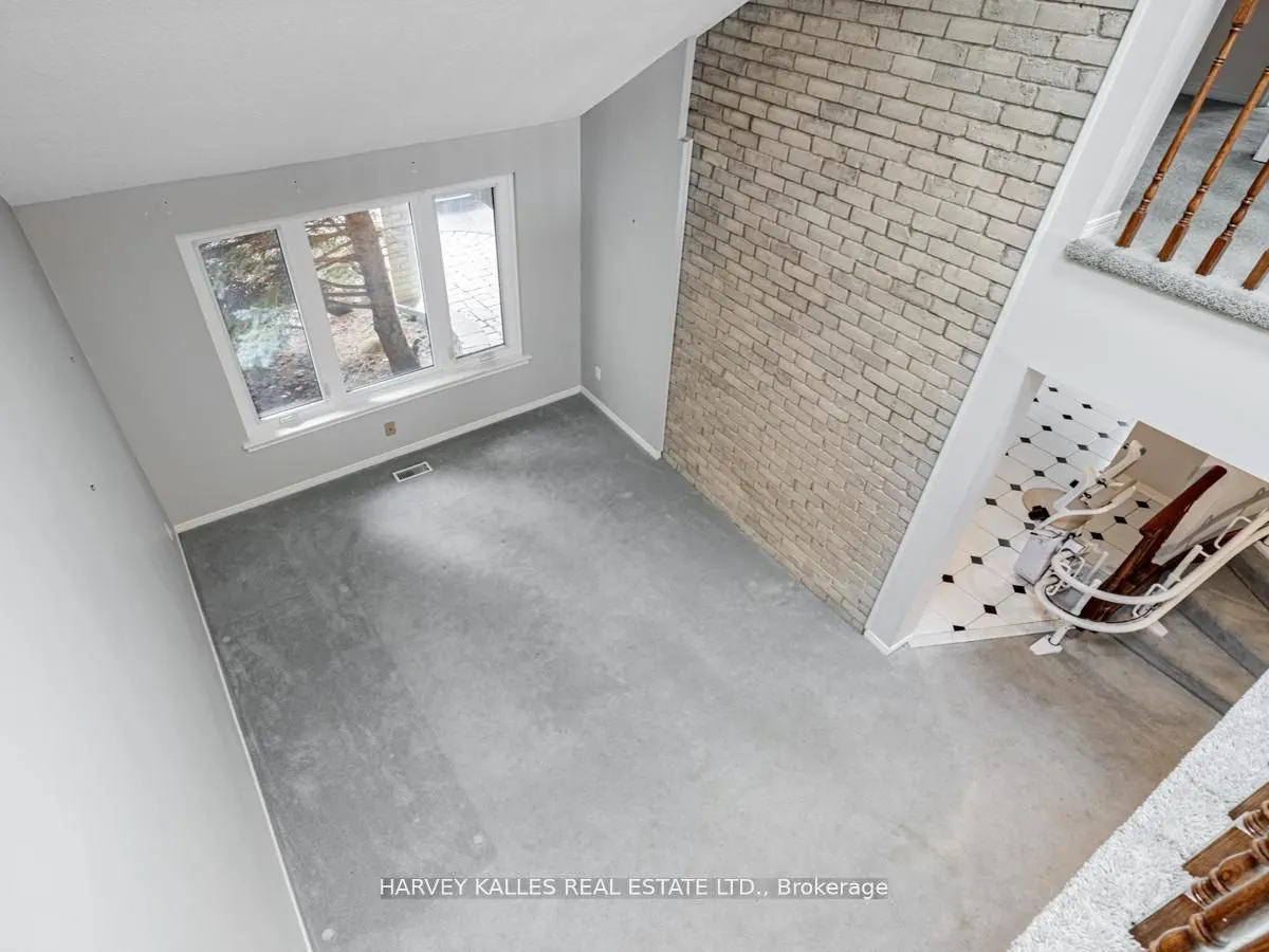 18 Finlayson Court W