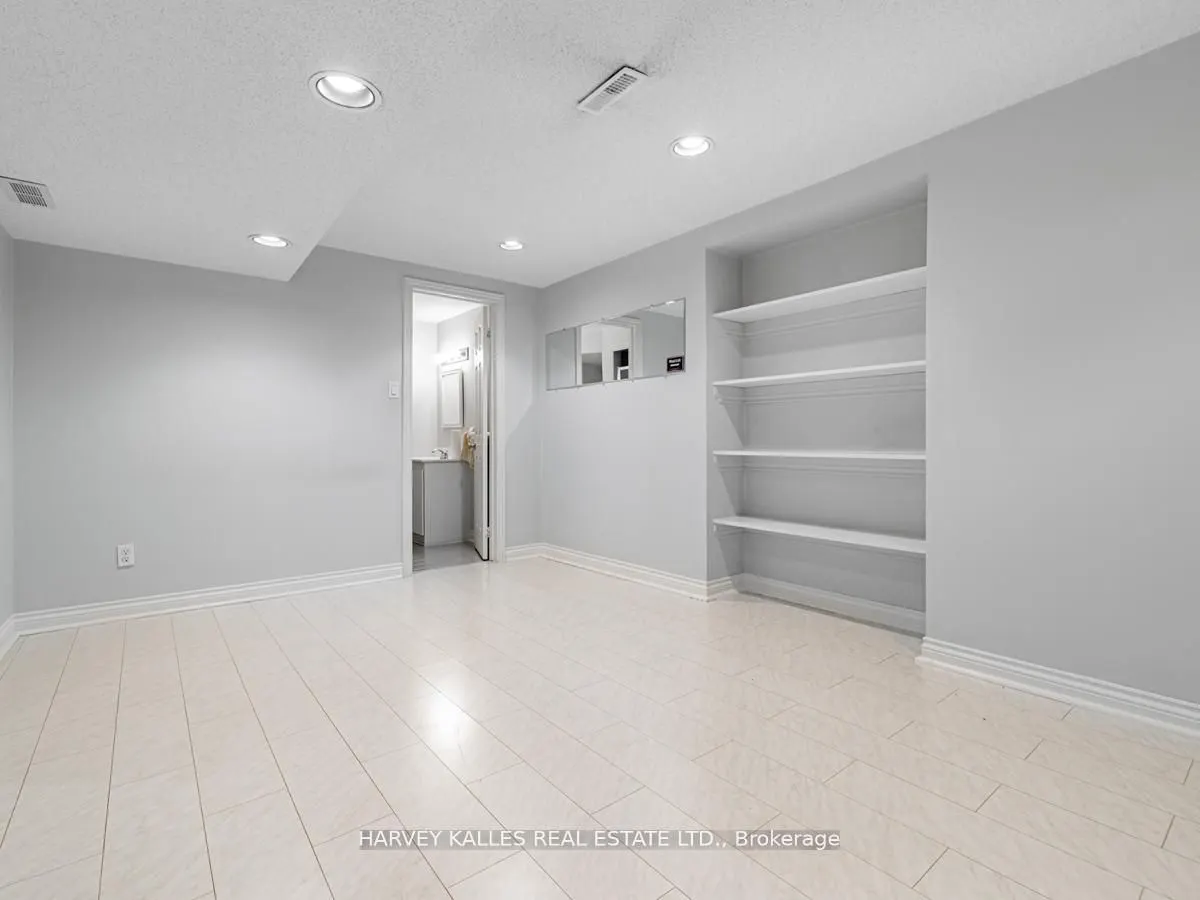 18 Finlayson Court W