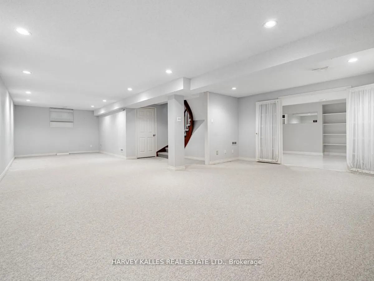 18 Finlayson Court W