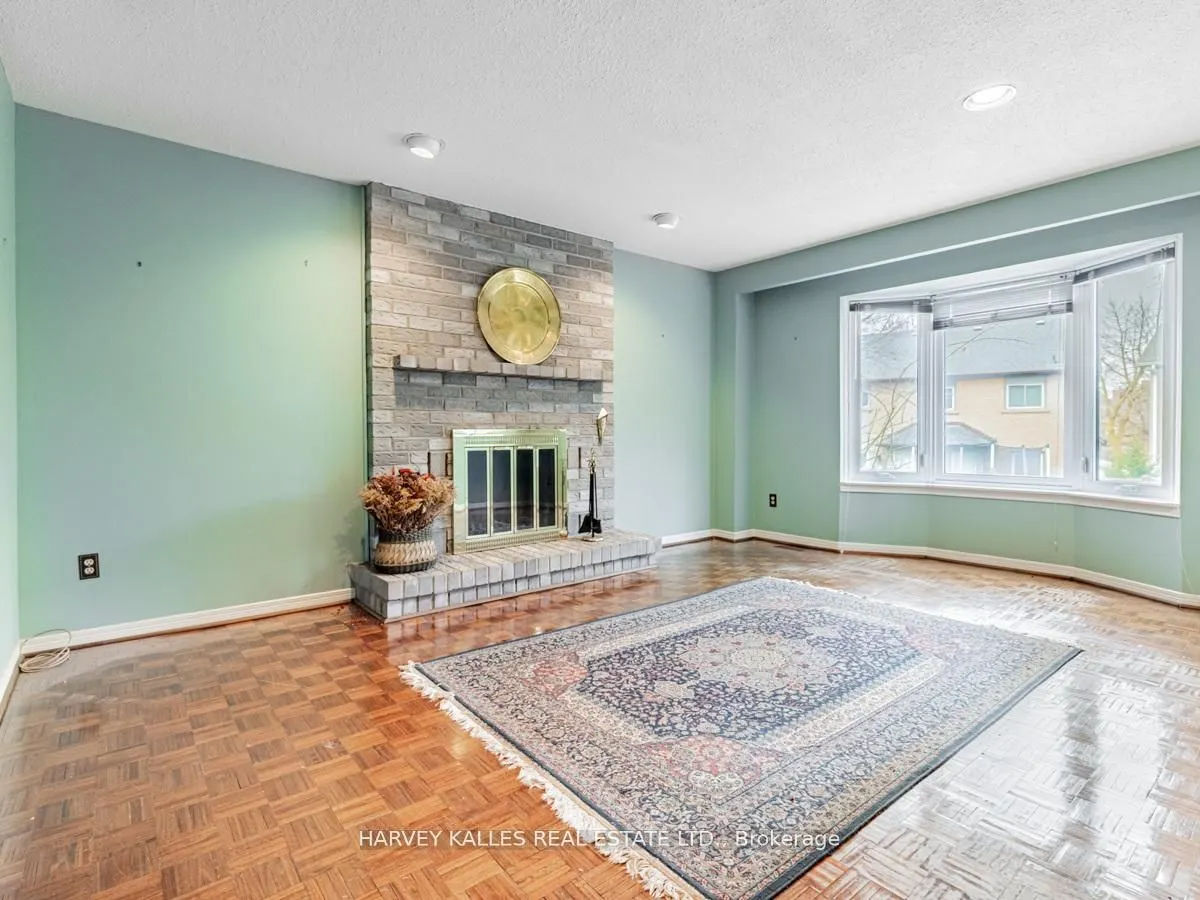 18 Finlayson Court W