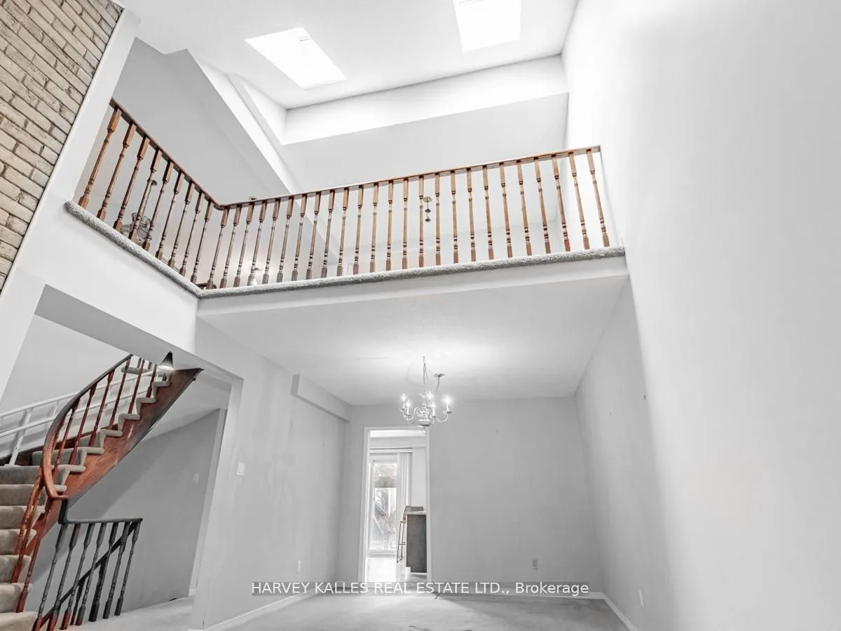 18 Finlayson Court W