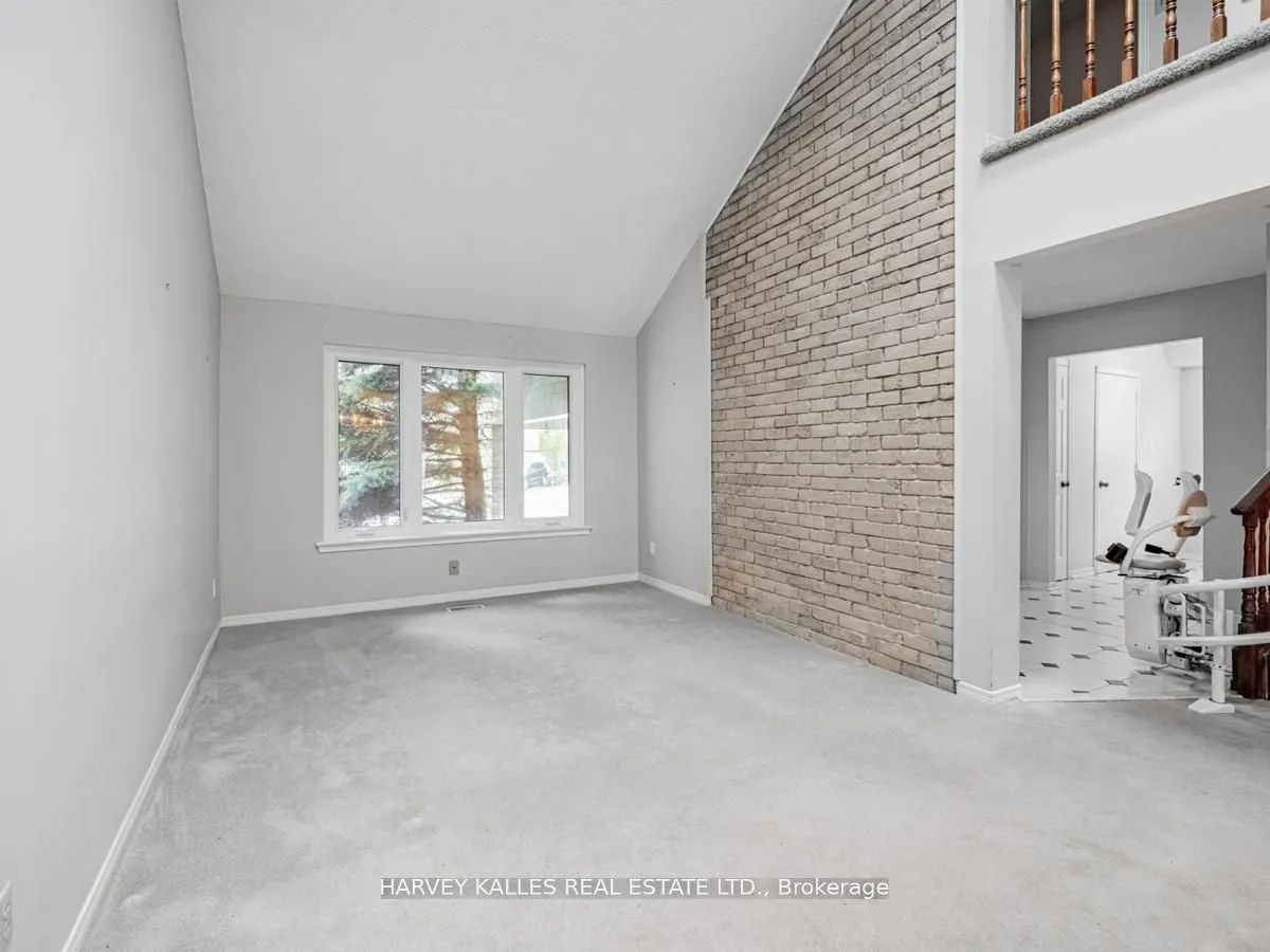 18 Finlayson Court W