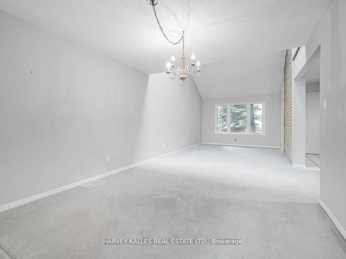 18 Finlayson Court W