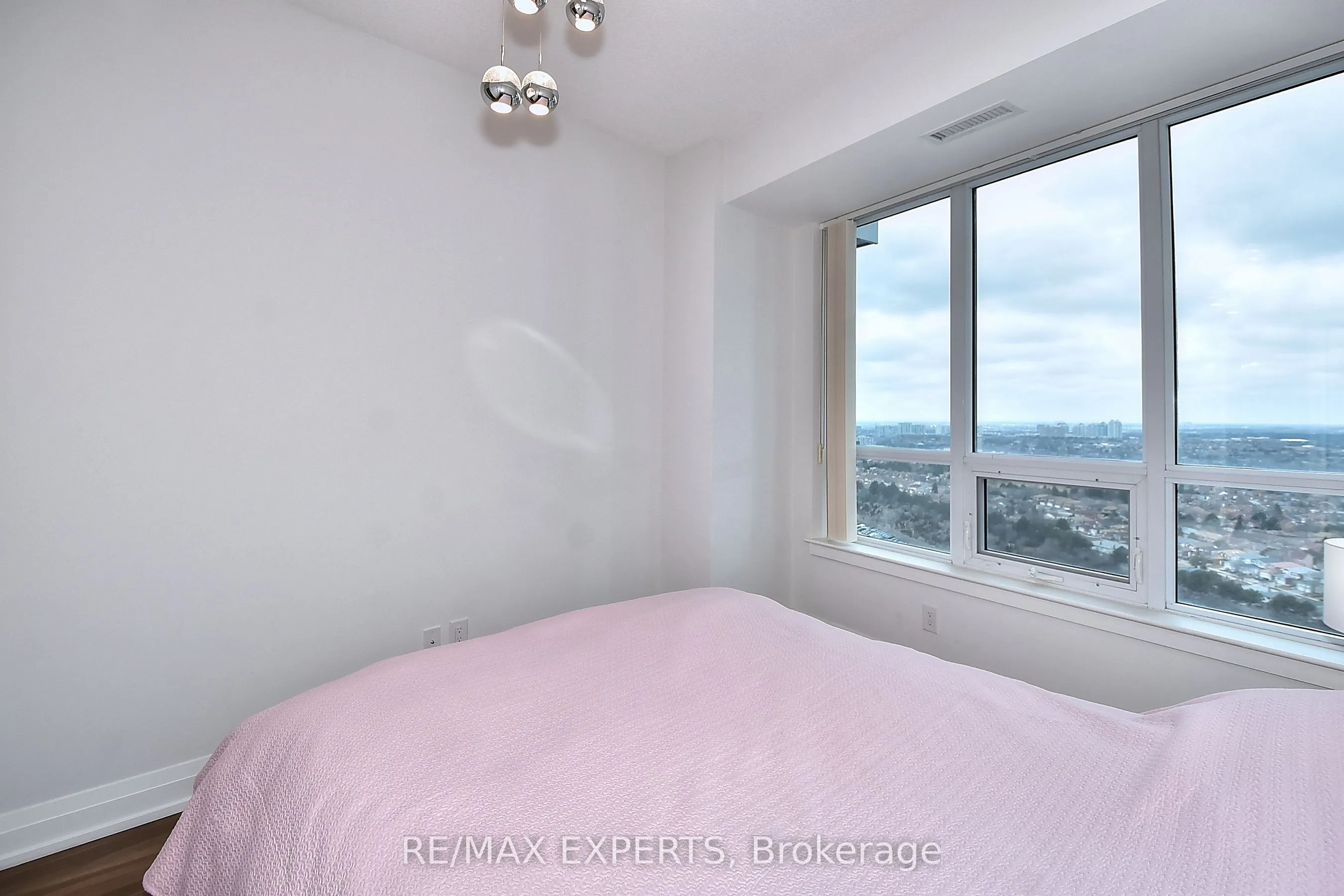 7161 Yonge Street, #2433