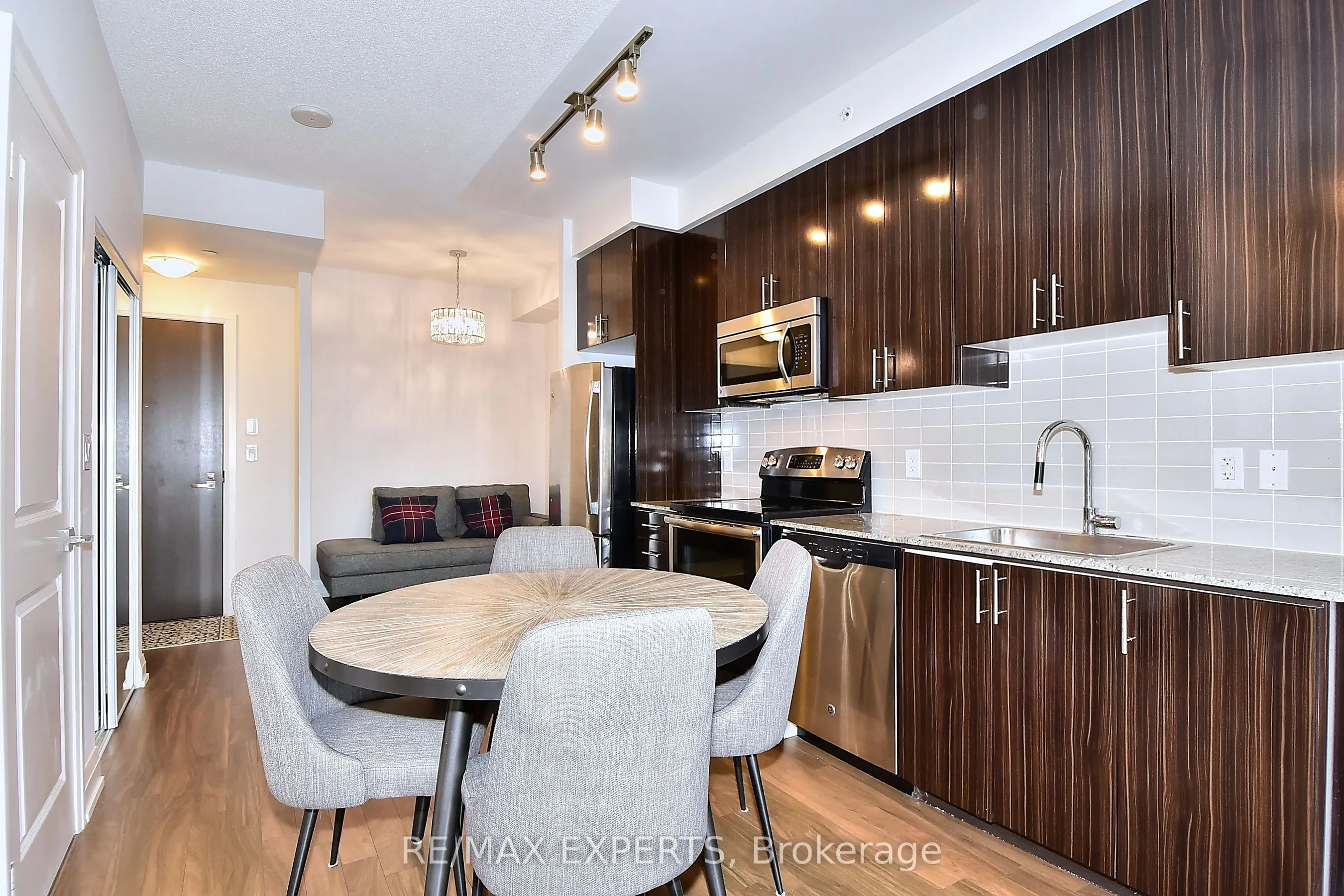 7161 Yonge Street, #2433
