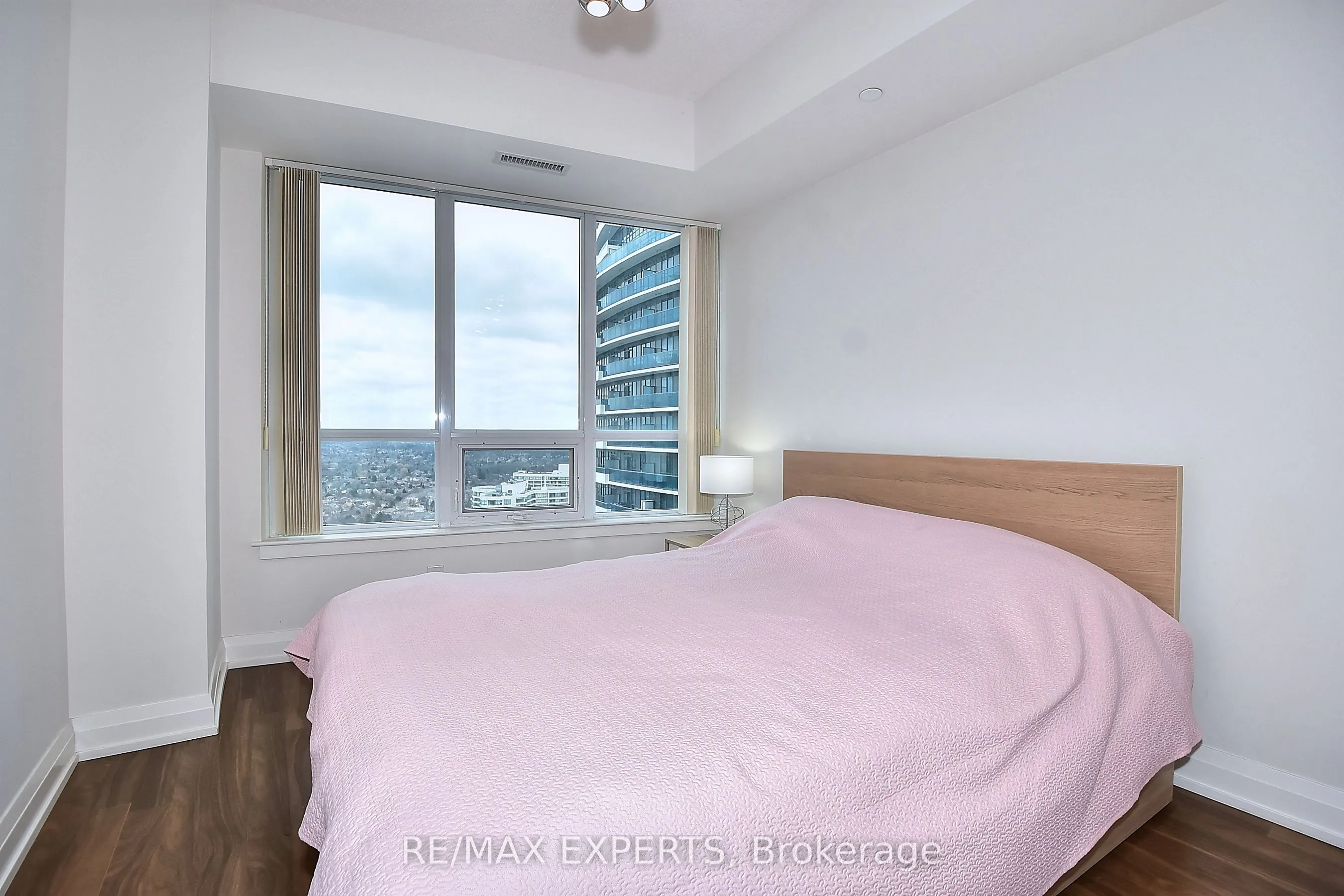 7161 Yonge Street, #2433