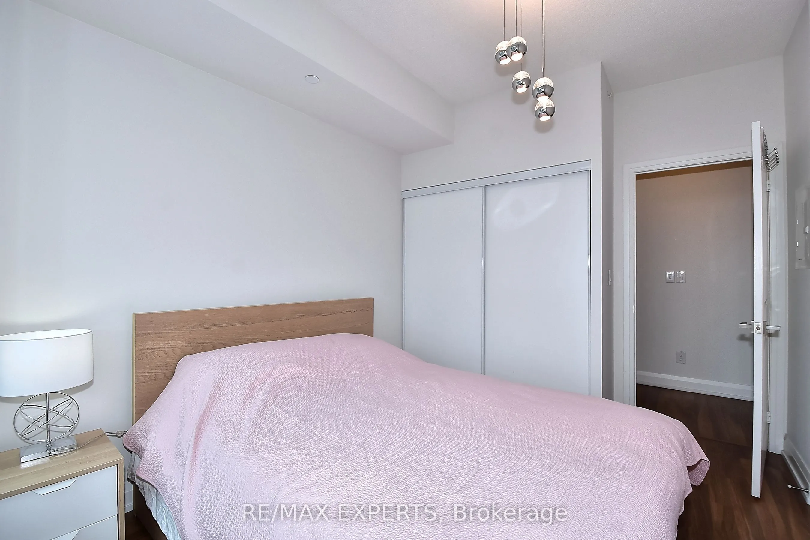 7161 Yonge Street, #2433