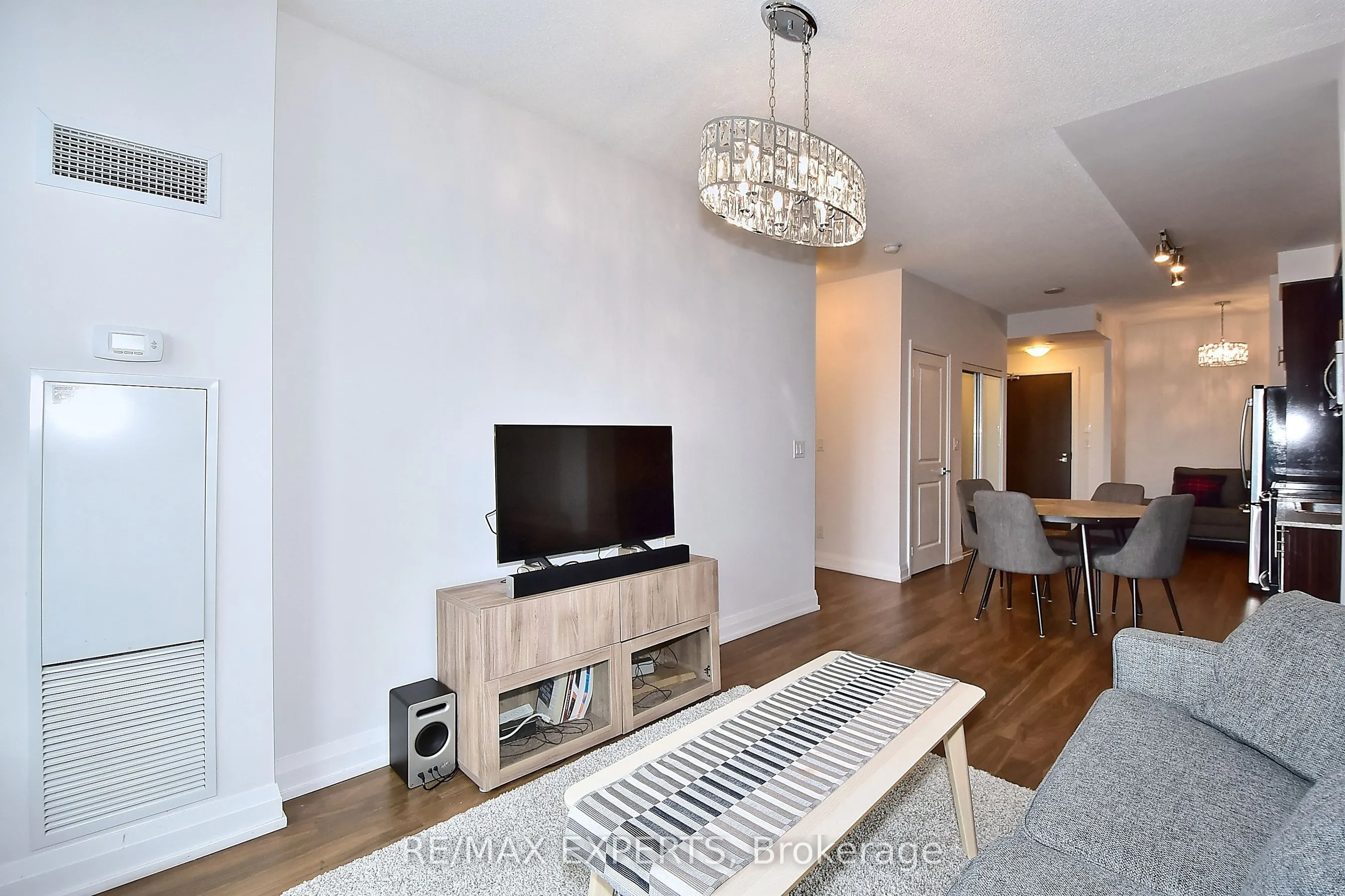 7161 Yonge Street, #2433